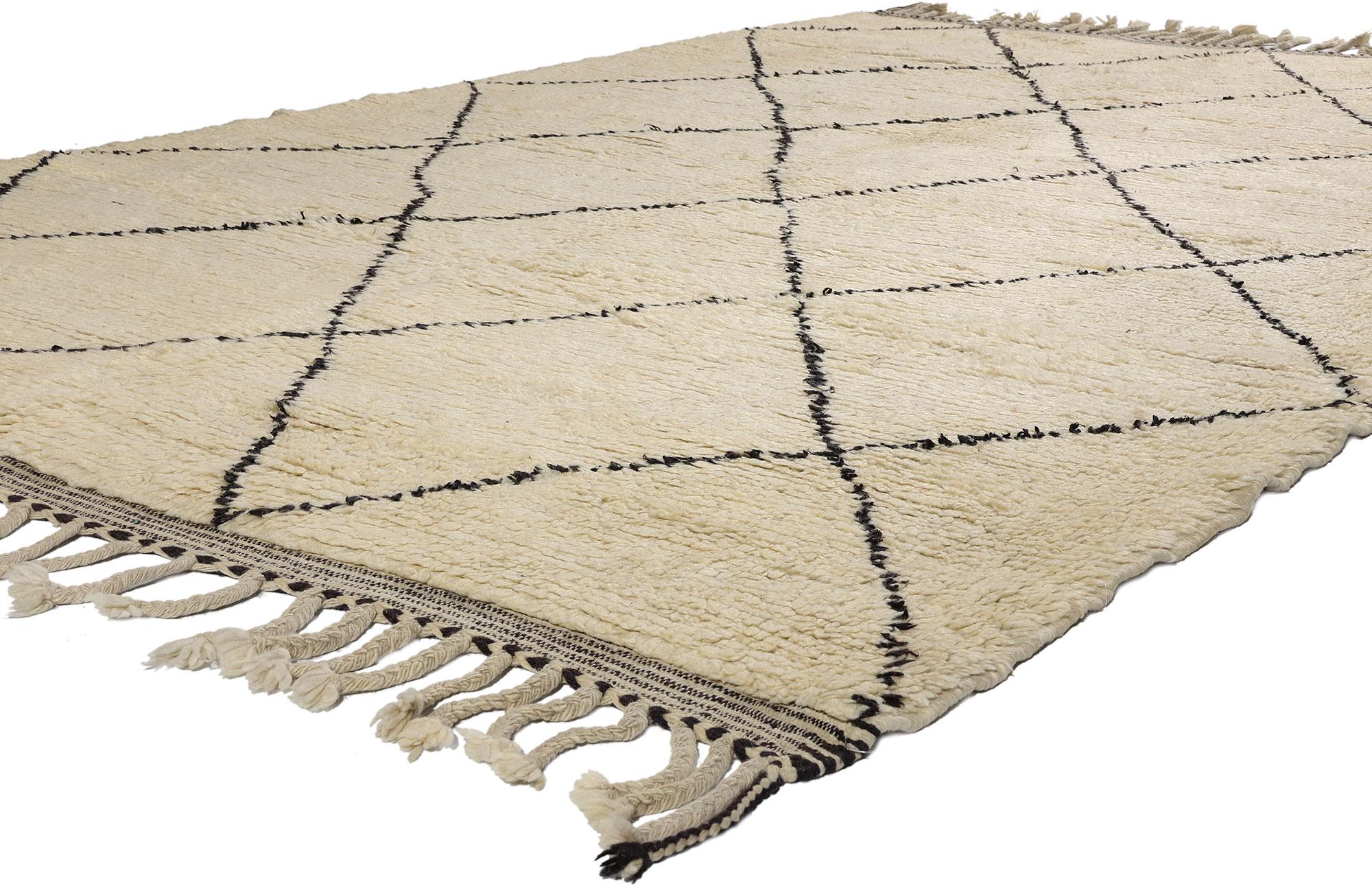 21828 Vintage Marokkanischer Beni Ourain Teppich, 06'08 x 09'10. Diese marokkanischen Teppiche stammen vom Stamm der Beni Ourain, einem integralen Bestandteil der ethnischen Gruppe der Berber in Marokko. Sie werden sorgfältig aus natürlicher,