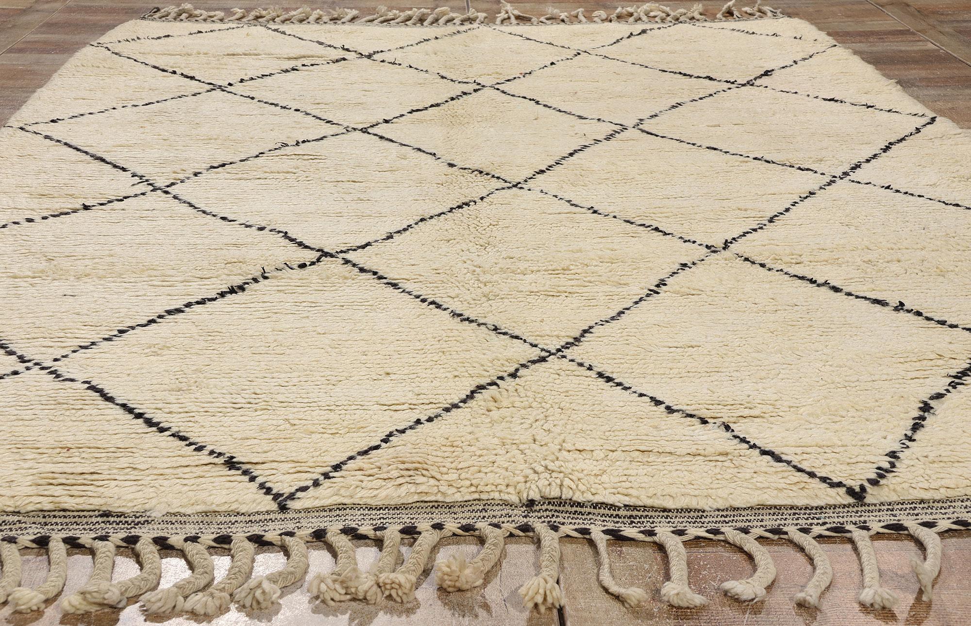 Marokkanischer Beni Ourain-Teppich im Vintage-Stil, Mid-Century Modern trifft auf Stammeskunst-Enchantment im Angebot 1