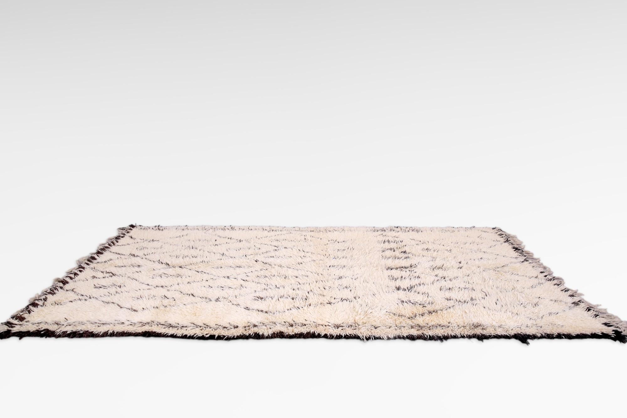 Handgeknüpfter marokkanischer Teppich aus Wolle vom Stamm der Beni Ourain, ein fesselndes Meisterwerk, das nomadischen Charme und komplizierte Details ausstrahlt. Das auffällige Rautengittermuster, das in den Teppich eingewebt ist, sorgt für eine