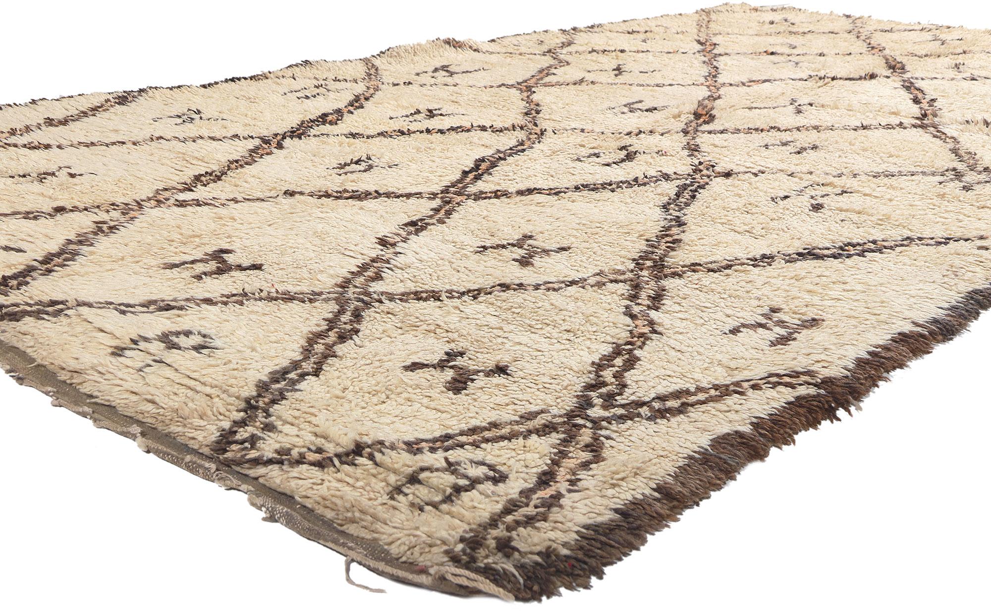 20656 Marokkanischer Vintage Beni Ourain Teppich, 06'00 x 11'09. Diese marokkanischen Teppiche stammen vom Beni Ourain-Stamm, der zur ethnischen Gruppe der Berber in Marokko gehört. Sie werden sorgfältig aus natürlicher, ungefärbter Schafwolle