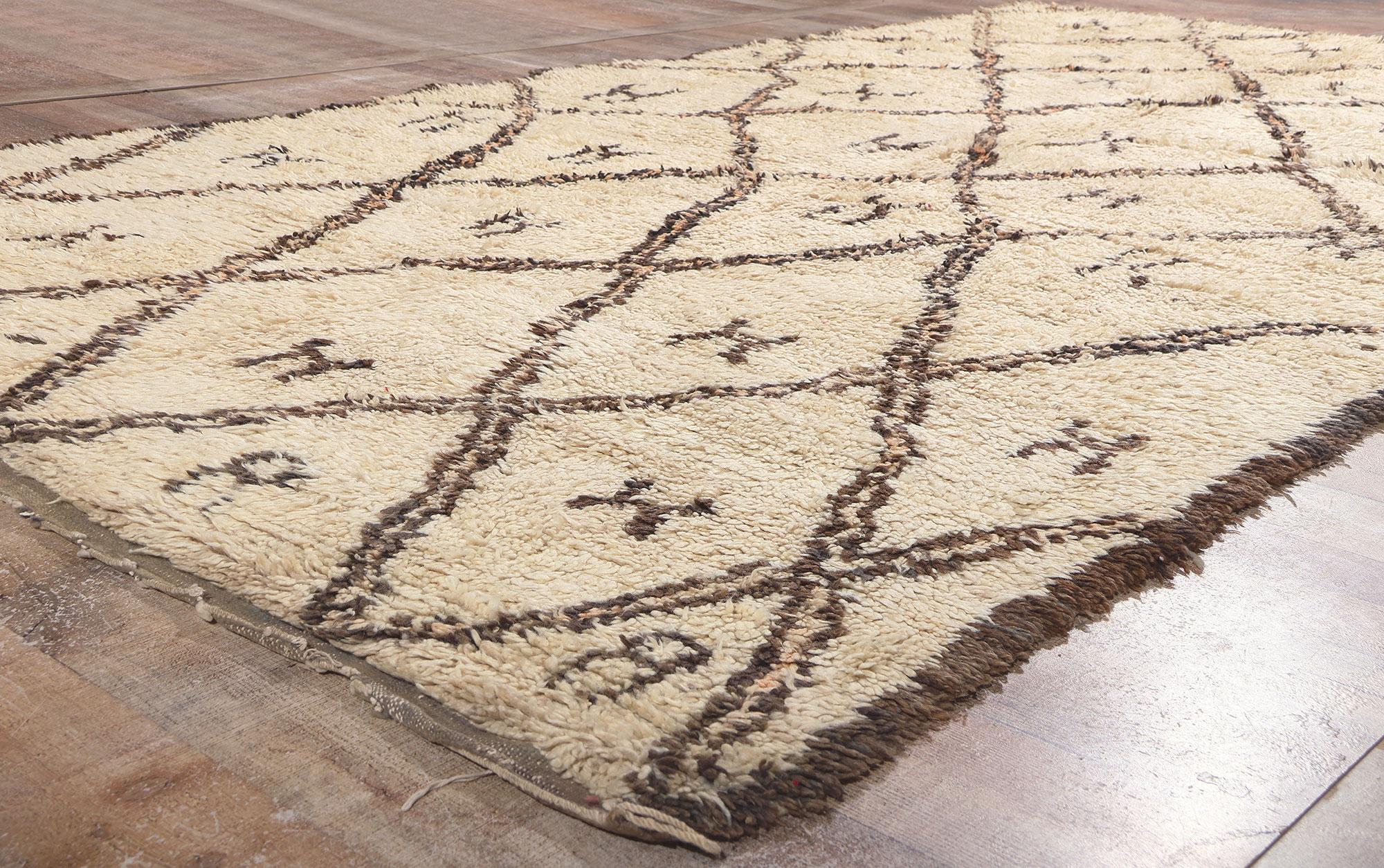 Marokkanischer Beni Ourain-Teppich im Mid-Century-Modern-Stil, Nomaden-Charm (Wolle) im Angebot