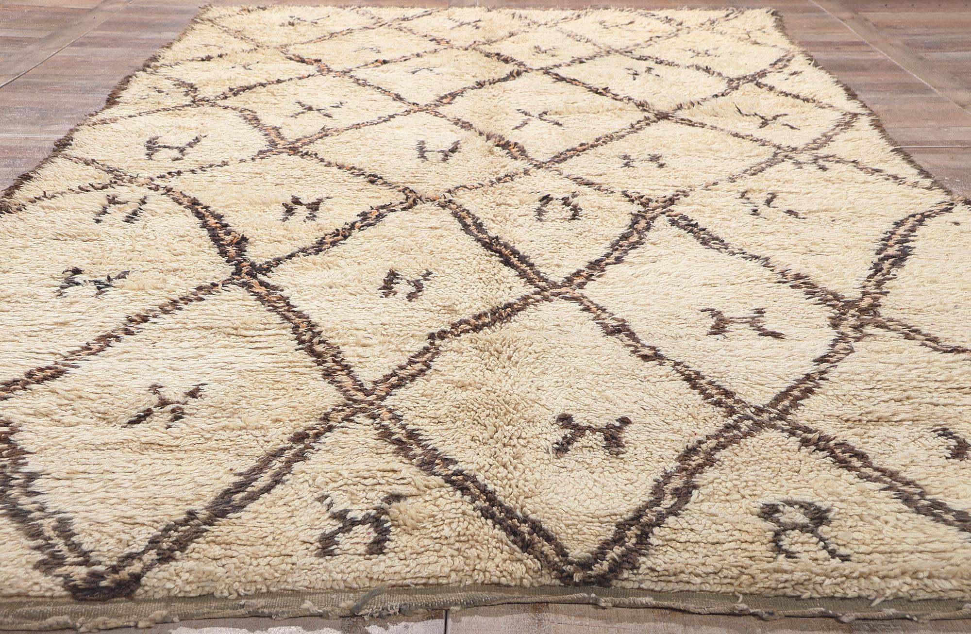 Marokkanischer Beni Ourain-Teppich im Mid-Century-Modern-Stil, Nomaden-Charm im Angebot 1