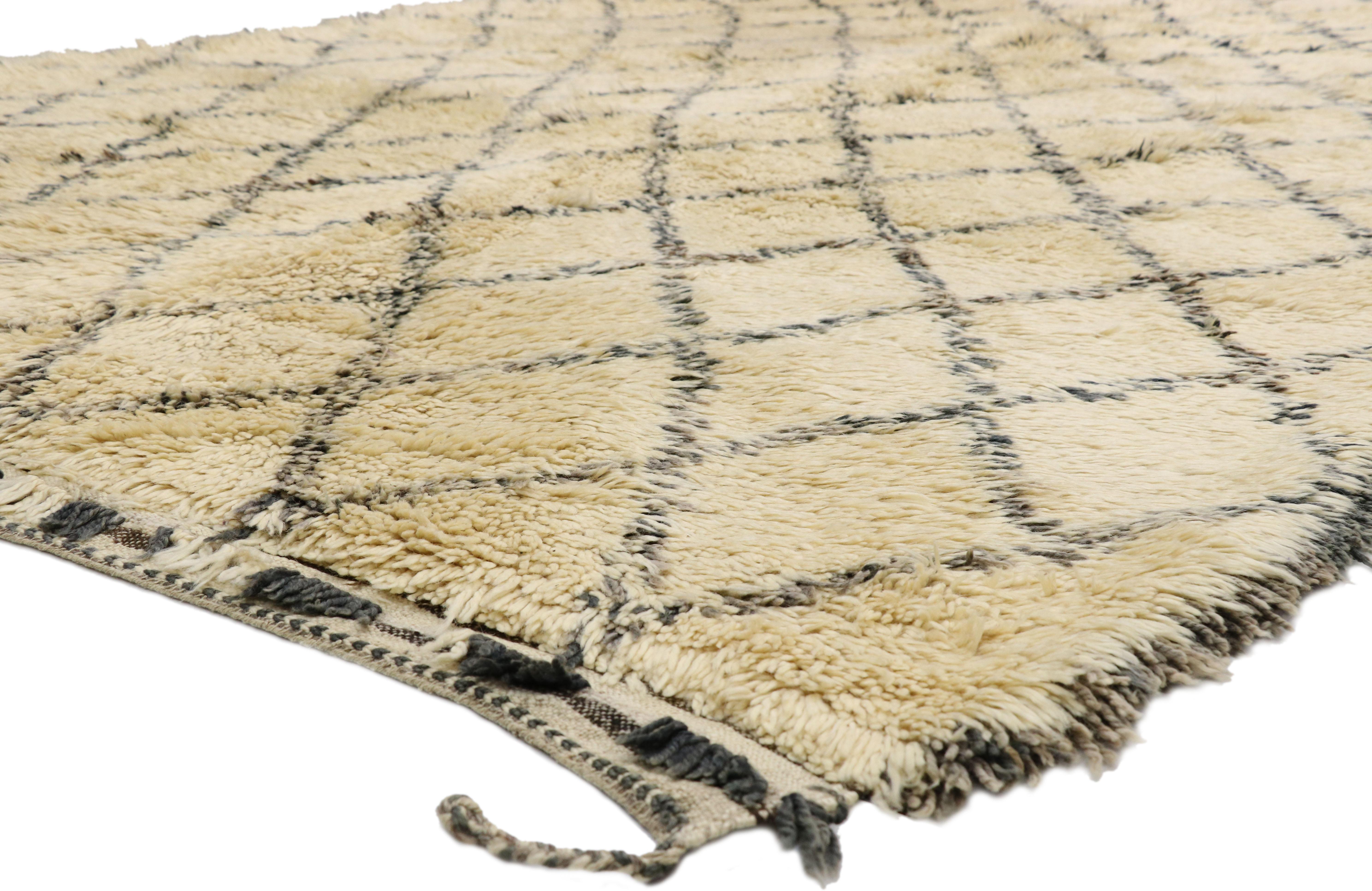 20328, marokkanischer Vintage-Teppich Beni Ourain im Mid-Century Modern-Stil. Dieser handgeknüpfte marokkanische Teppich aus Wolle im Vintage-Stil von Beni Ourain zeigt ein Rautengittermuster auf neutralem Hintergrund. Kräftige, dunkle Linien formen
