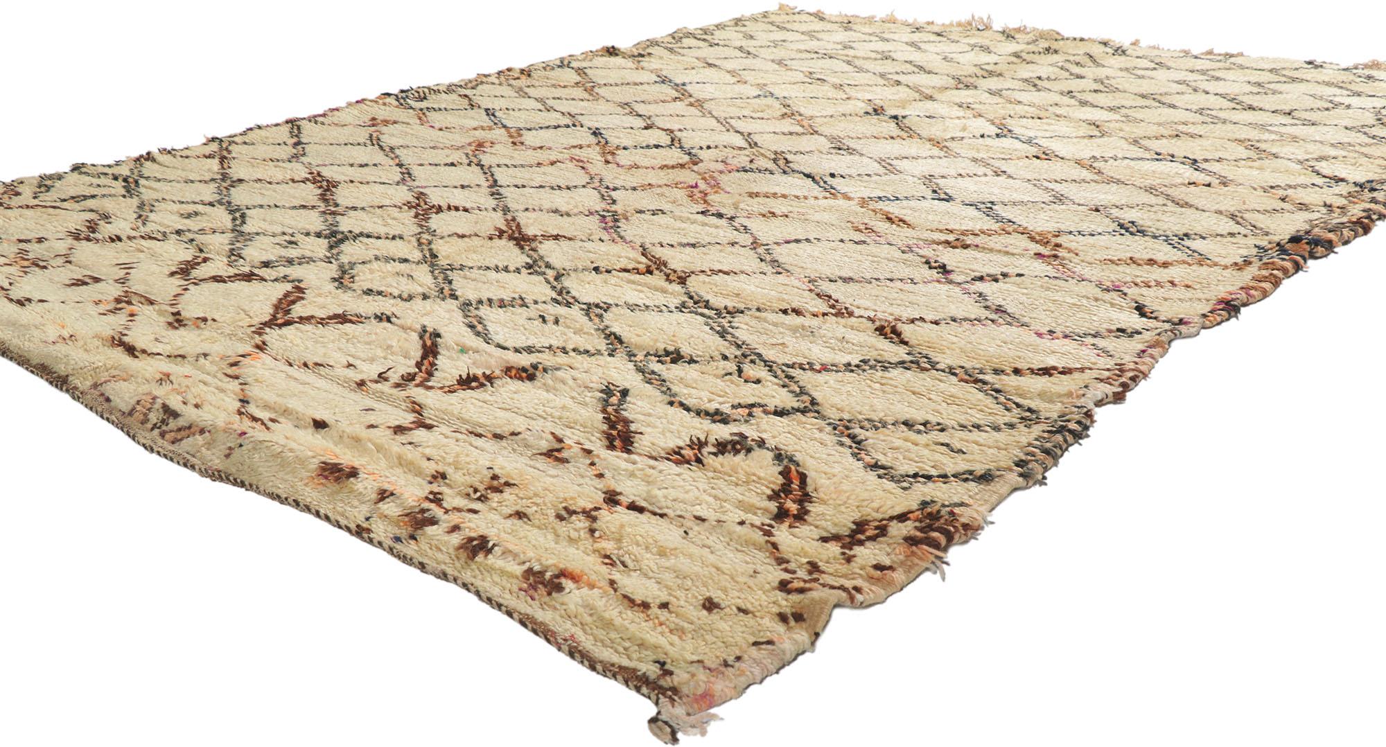 21352 Vieux tapis berbère marocain Beni Ourain 06'00 x 08'03. Avec sa simplicité, ses poils en peluche et son style tribal, ce tapis berbère vintage Beni Ourain en laine nouée à la main est une vision captivante de la beauté tissée. Il présente un