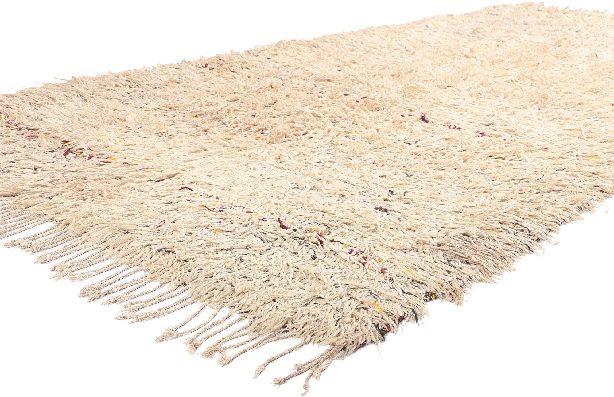 20776 Coperta matrimoniale marocchina vintage, 04'05 x 09'00. Eleva il tuo spazio con il fascino sereno di questa coperta matrimoniale marocchina vintage, un capolavoro ispirato a Shibui e tessuto con la lana più pregiata dalle abili mani del popolo