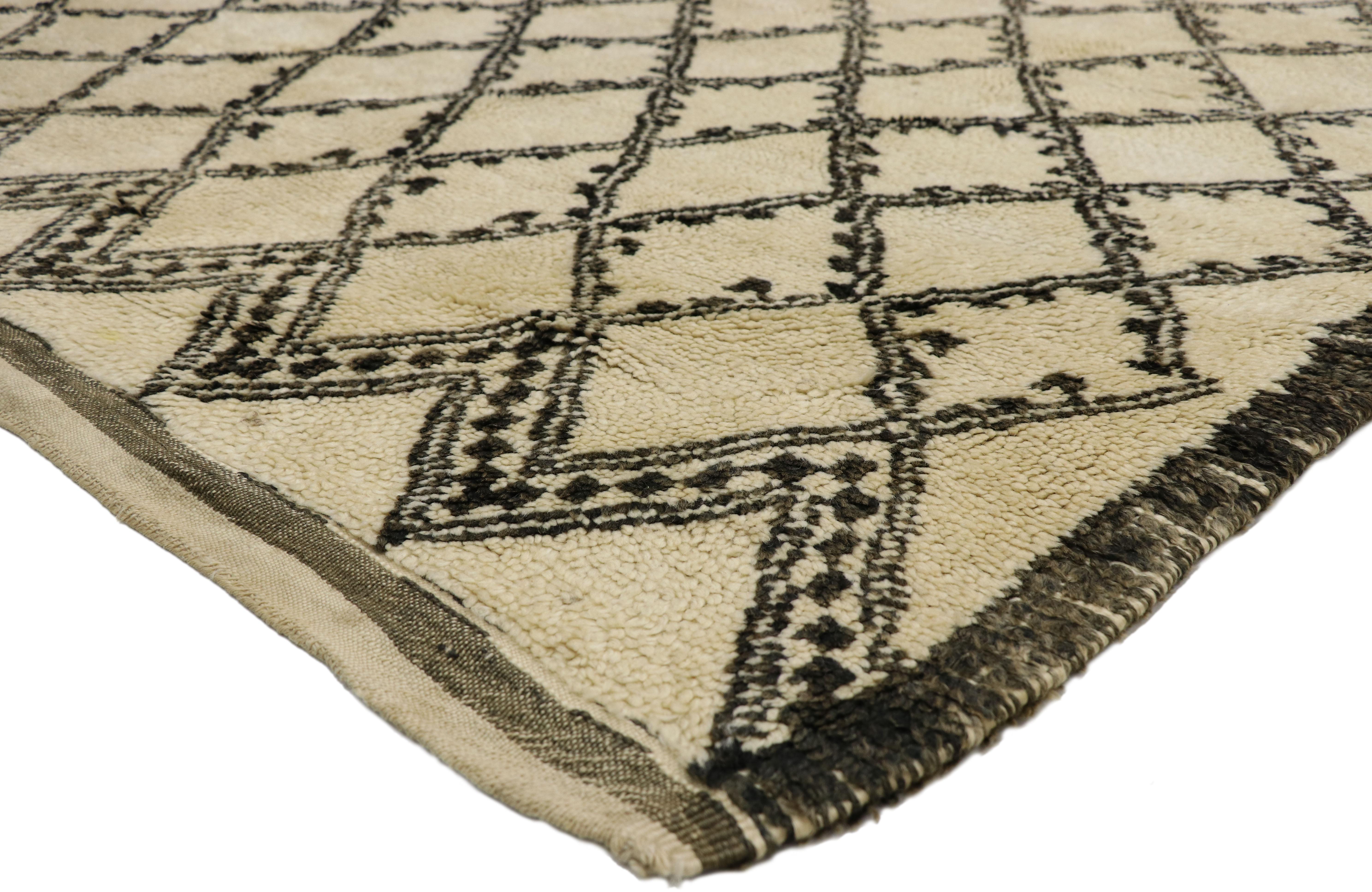 20893, vintage Beni Ourain rug, Berber Moroccan rug with Mid-Century Modern style. This hand knotted wool Beni Ourain Moroccan rug features a lozenge trellis pattern on a neutral background. Bold, thick lines form a two different variations of a