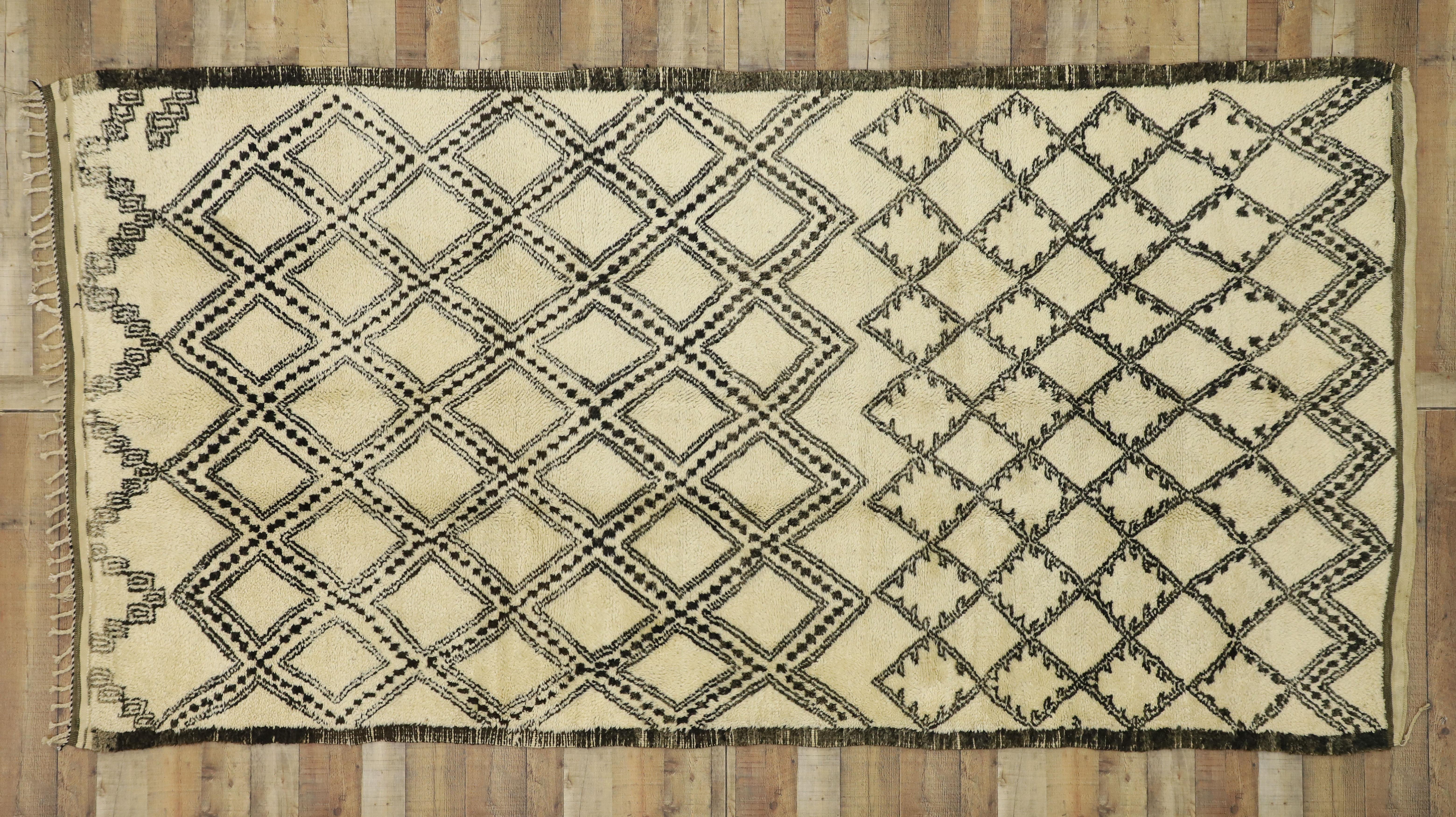 Vintage Beni Ourain Rug, Berber Moroccan Rug with Mid-Century Modern Style 2