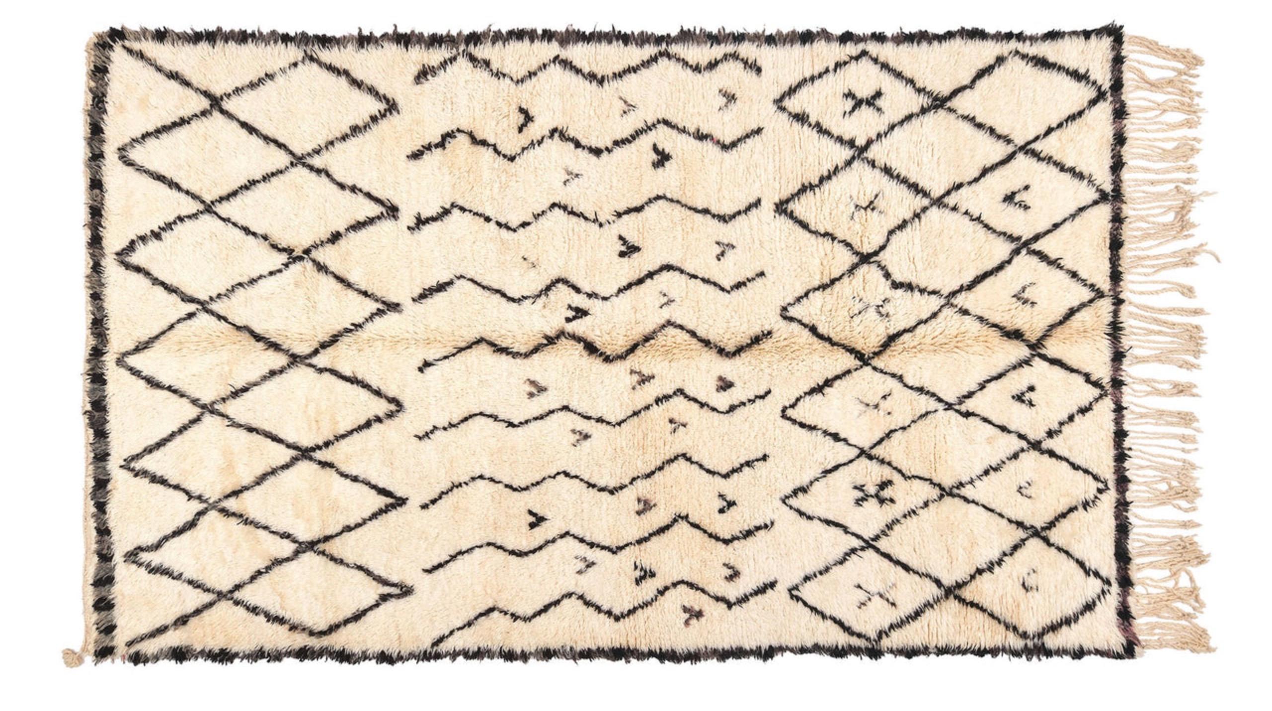 One-of-a-kind vintage Beni Orin rug, handknotted. From Middle Atlas mountains of Morocco.

Beautiful criss-cross pattern reminiscent of rugs in Alvar Aalto interiors.
