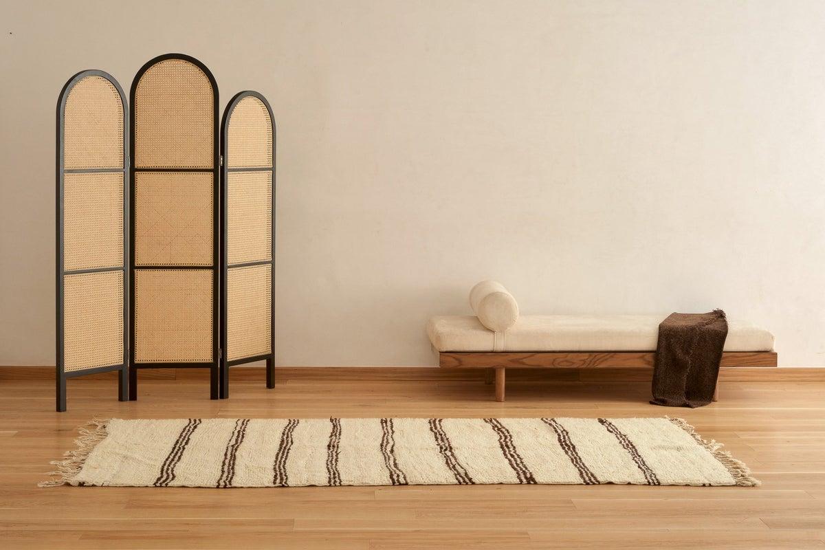 Einzigartiger handgeknüpfter Beni Ourain-Teppich im Vintage-Stil. Aus dem Mittleren Atlasgebirge in Marokko.

Erinnert an den Teppich in Anish Kapoors Chelsea-Interieur.