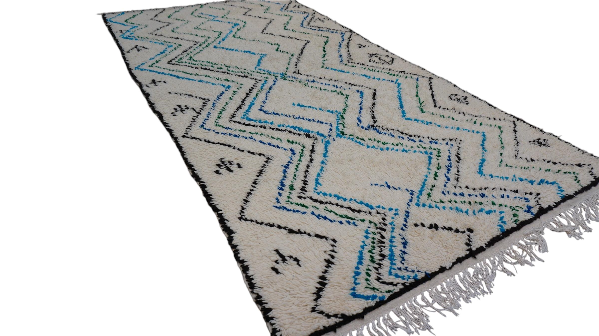 Marocchino Vintage Beni Ourain Rug Tappeto di lana annodato a mano 5'2''x10' in vendita