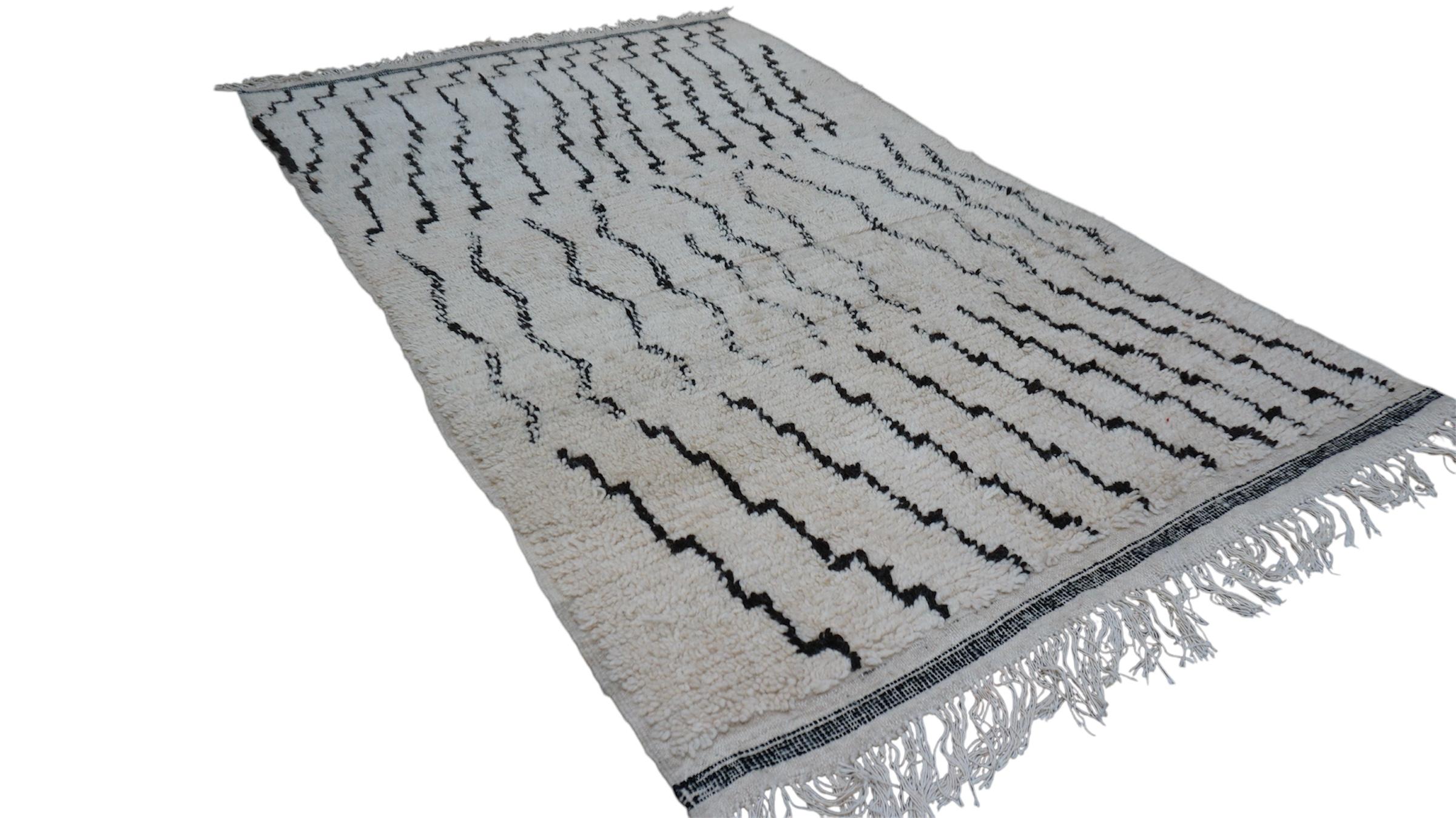 Vintage Beni Ourain Rug Hand-Knotted Wool Rug  Ivory and Black  4'8''x7' For Sale 4