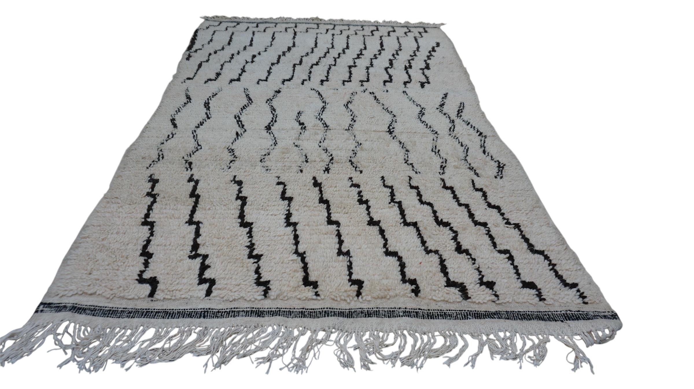 Vintage Beni Ourain Rug Hand-Knotted Wool Rug  Ivory and Black  4'8''x7' For Sale 5