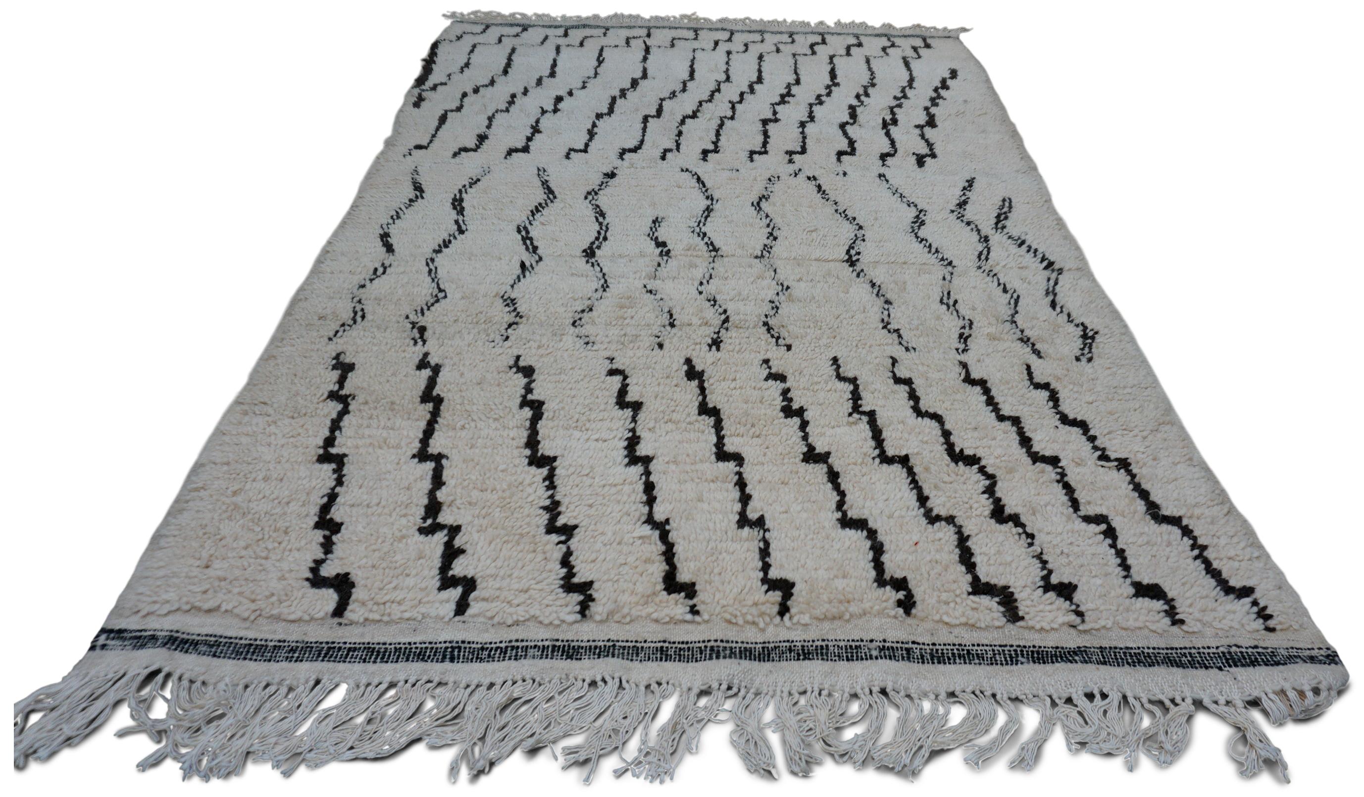 Bohemian Vintage Beni Ourain Rug Hand-Knotted Wool Rug  Ivory and Black  4'8''x7' For Sale