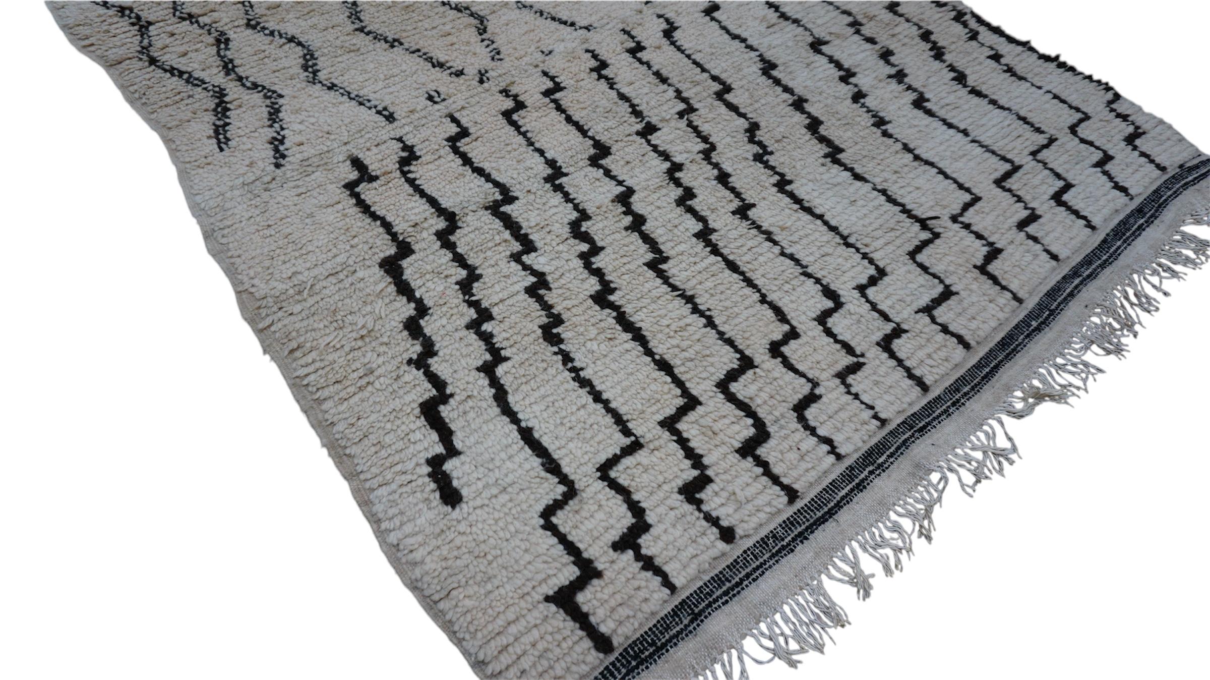 Vintage Beni Ourain Rug Hand-Knotted Wool Rug  Ivory and Black  4'8''x7' In Good Condition For Sale In Torrance, CA