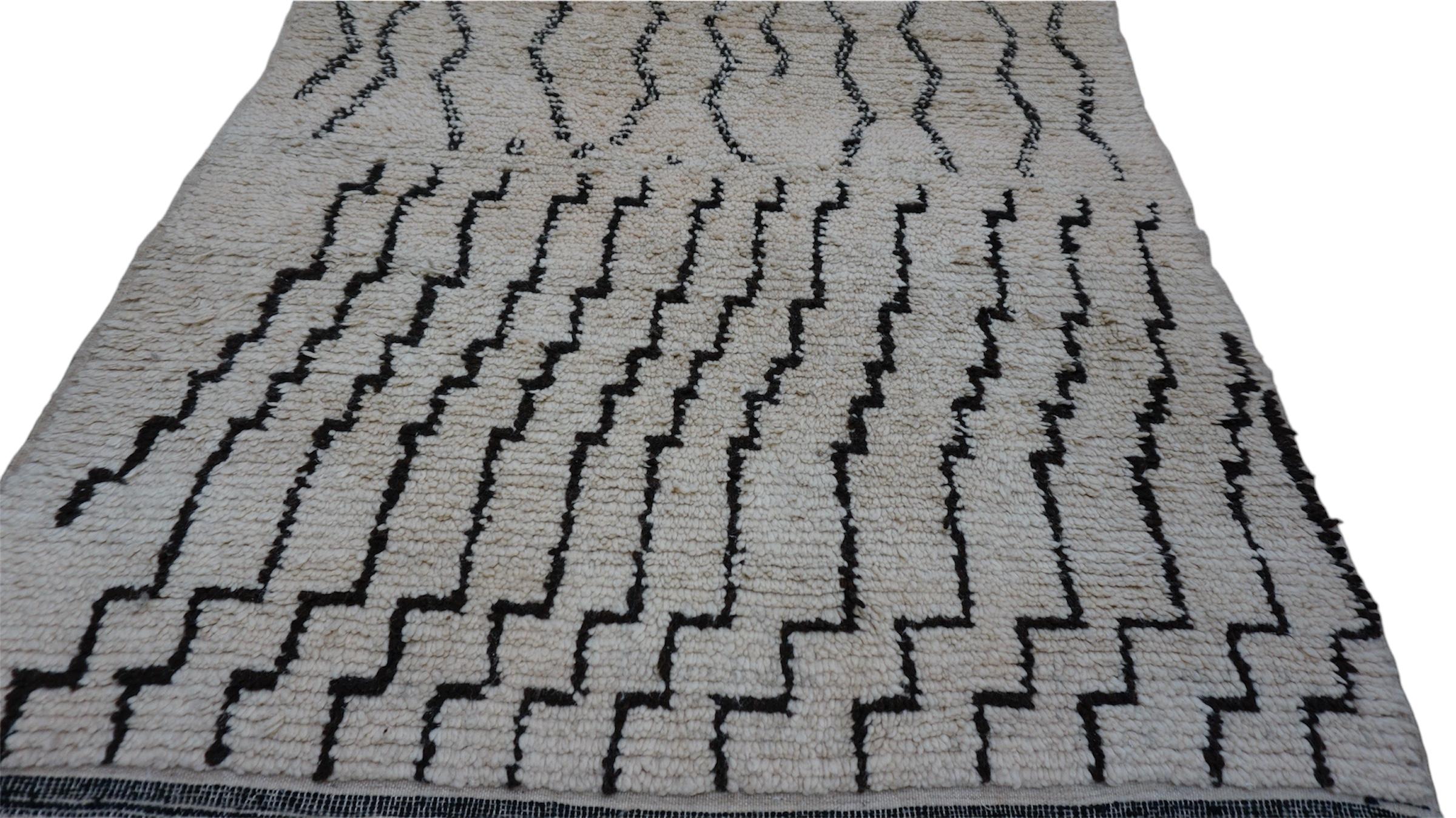20th Century Vintage Beni Ourain Rug Hand-Knotted Wool Rug  Ivory and Black  4'8''x7' For Sale