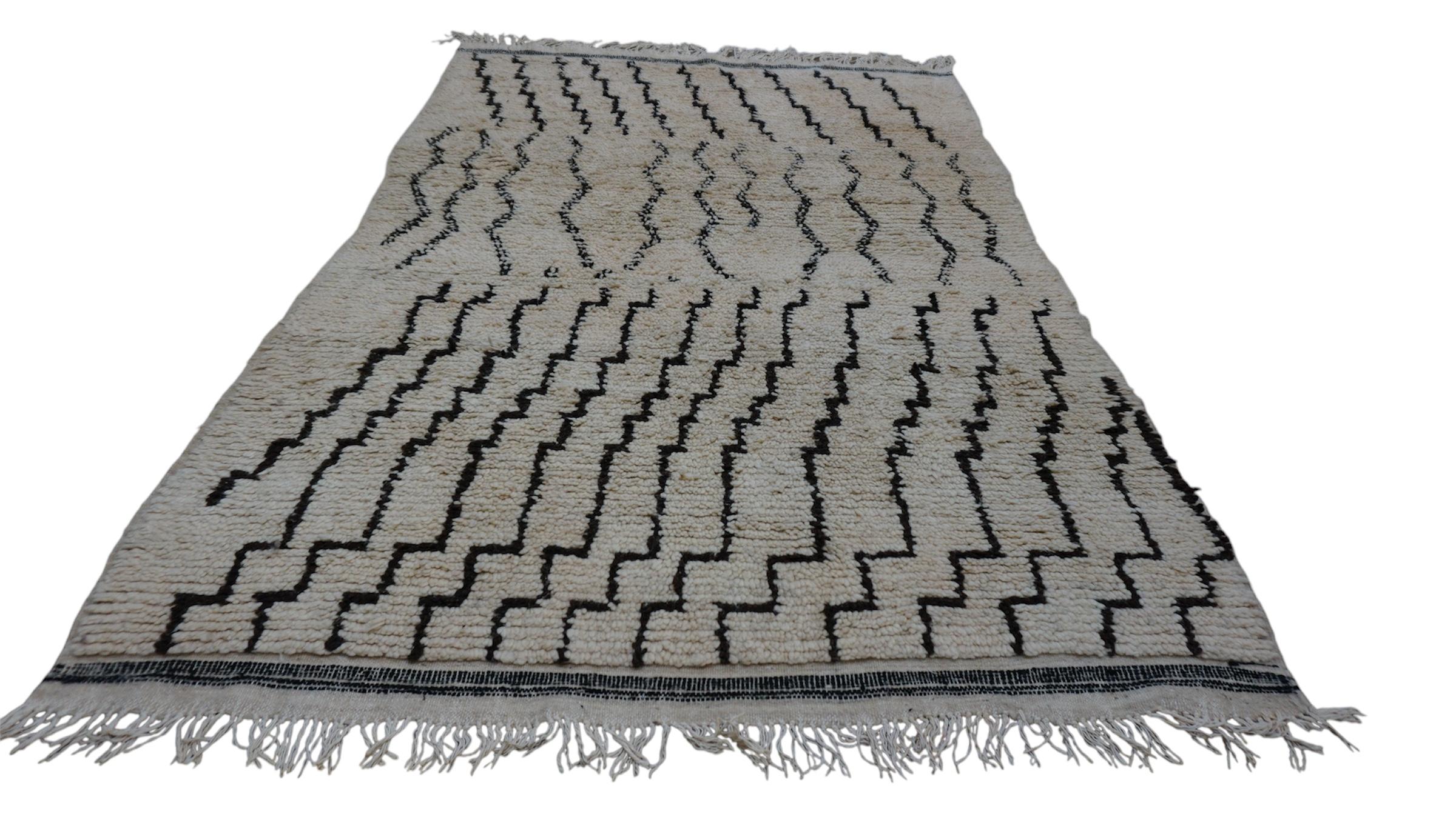 Vintage Beni Ourain Rug Hand-Knotted Wool Rug  Ivory and Black  4'8''x7' For Sale 1
