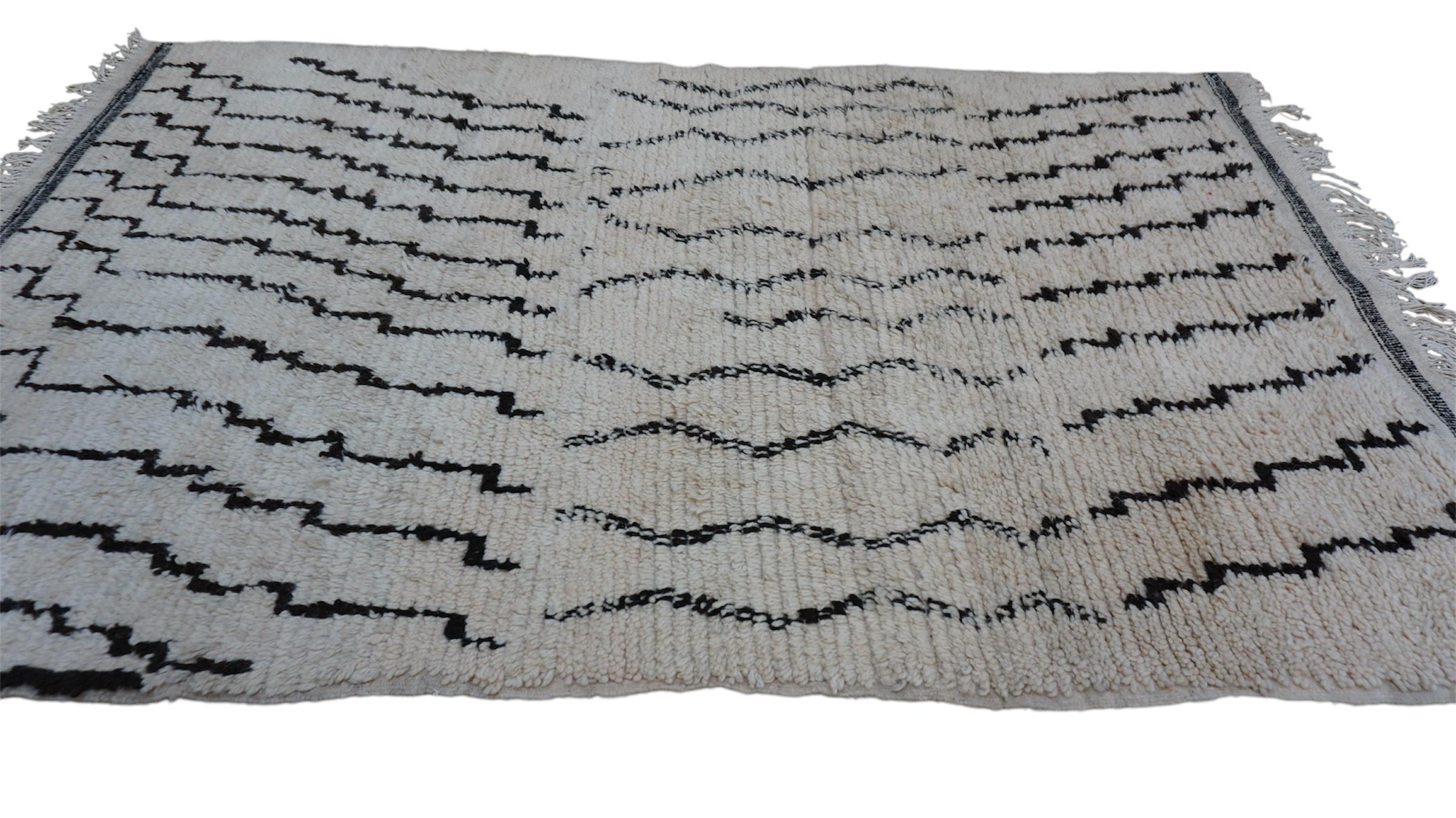 Vintage Beni Ourain Rug Hand-Knotted Wool Rug  Ivory and Black  4'8''x7' For Sale 2