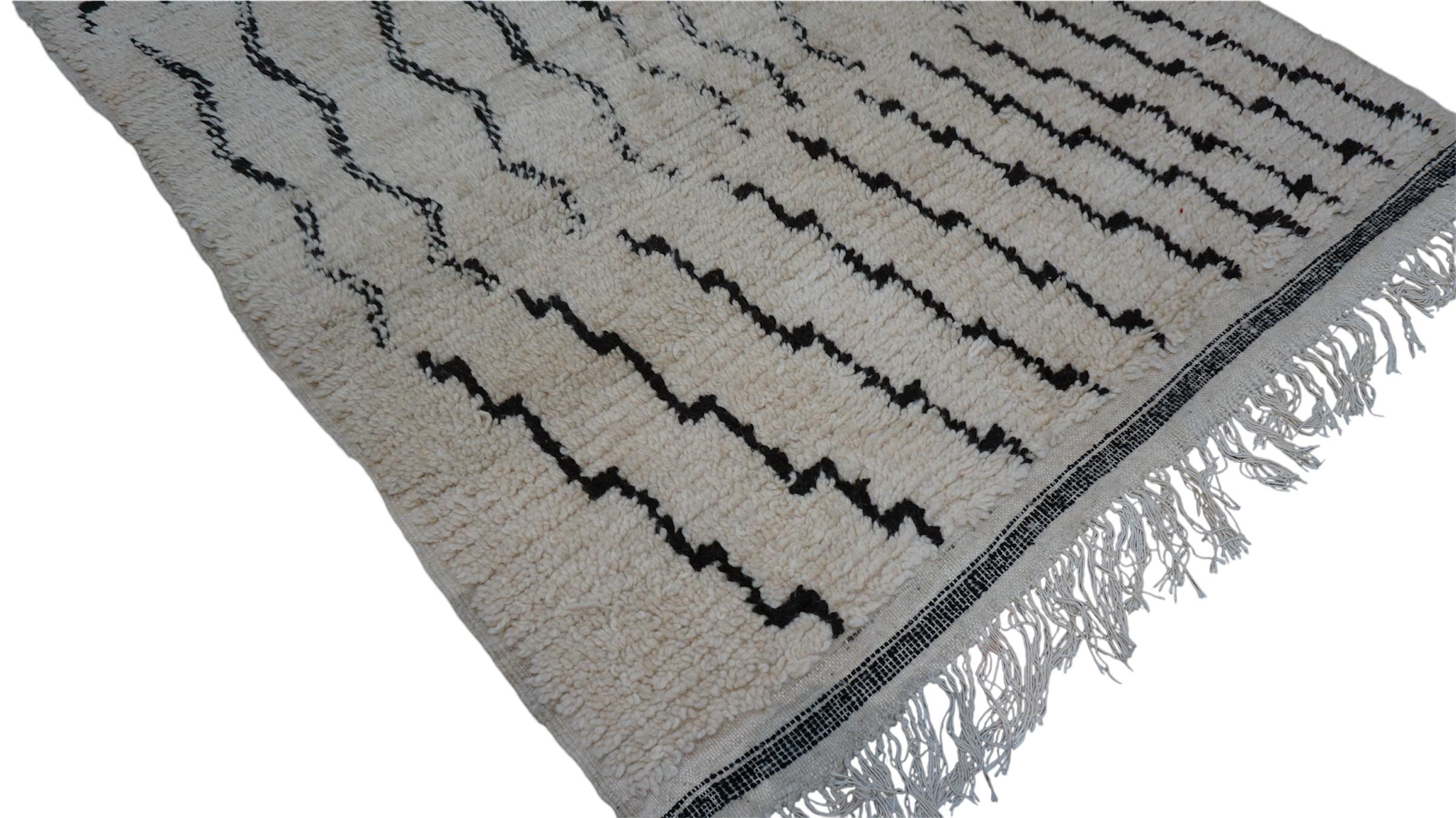 Vintage Beni Ourain Rug Hand-Knotted Wool Rug  Ivory and Black  4'8''x7' For Sale 3