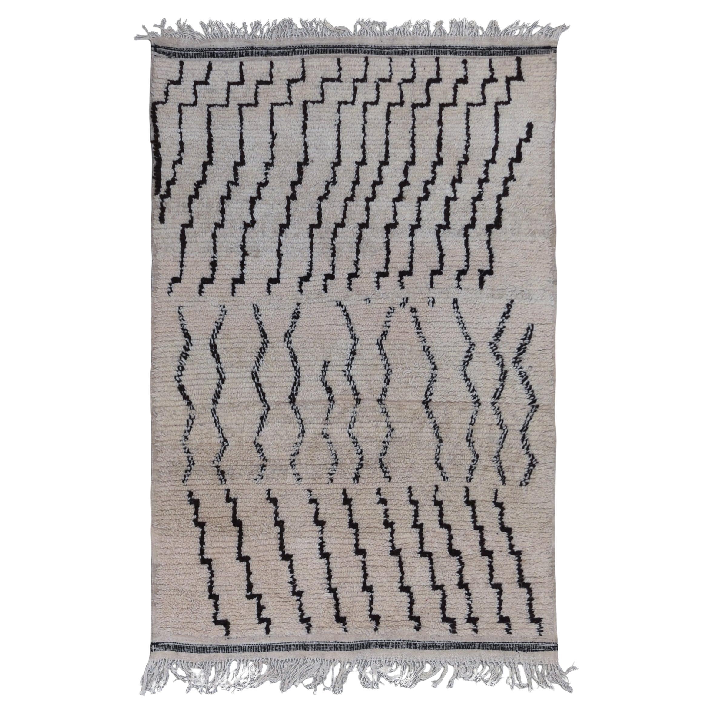 Vintage Beni Ourain Rug Hand-Knotted Wool Rug  Ivory and Black  4'8''x7' For Sale