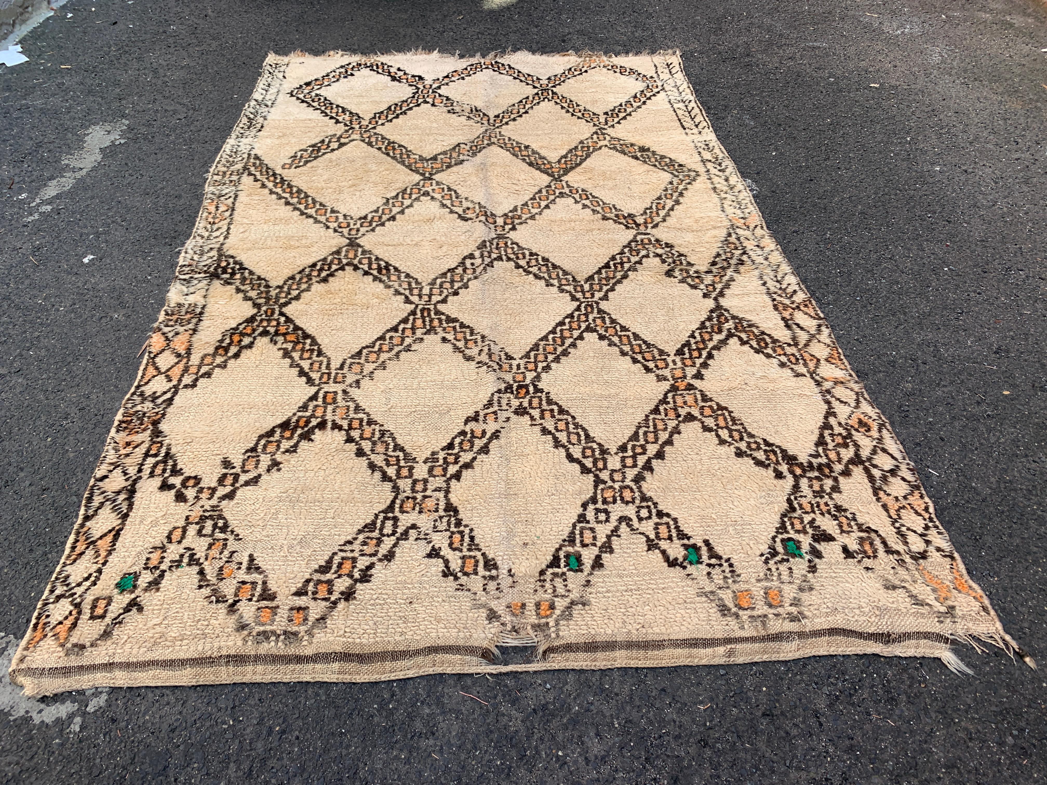 This welcoming vintage beni ourain rug from Morocco has a warm cream color with a beautiful subtle diamond pattern. The perfect handwoven wool texture to give any Bohemian home a cozy atmosphere.