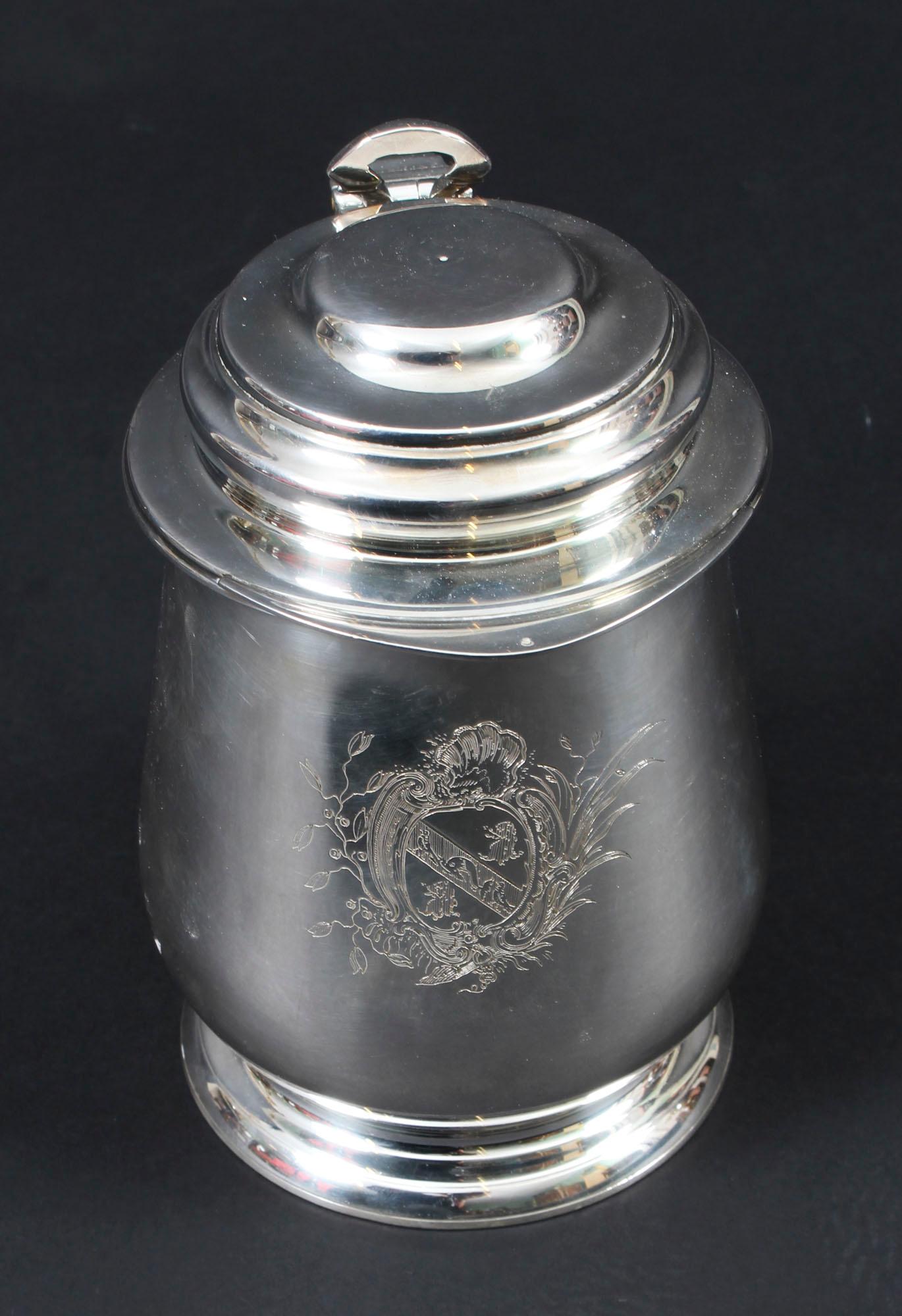 Copie argentée de la chope de Benjamin Franklin réalisée par le célèbre orfèvre de Philadelphie, Elias Boudinet, à l'occasion du bicentenaire de l'indépendance en 1978

La chope originale, datant de 1760, est exposée au Franklin Institute de