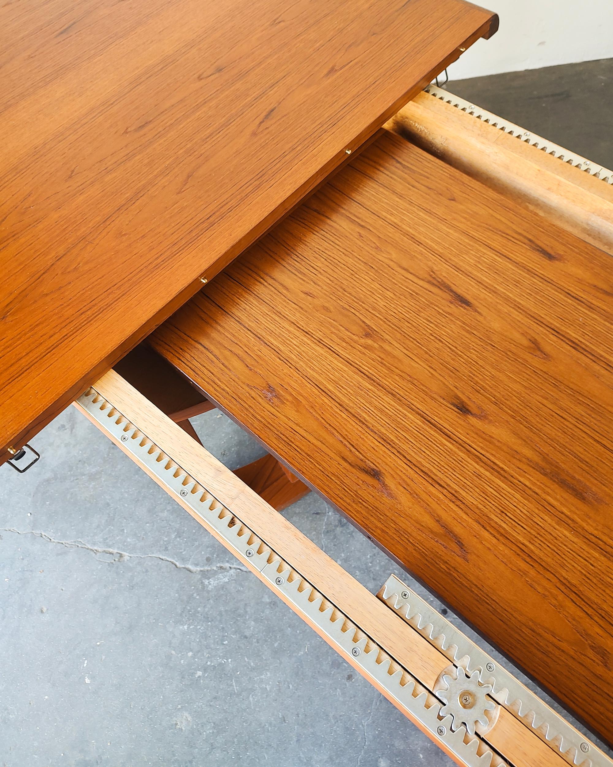 Vintage Benny Linden Expanding Teak Dining Table 1970s In Good Condition In Hawthorne, CA