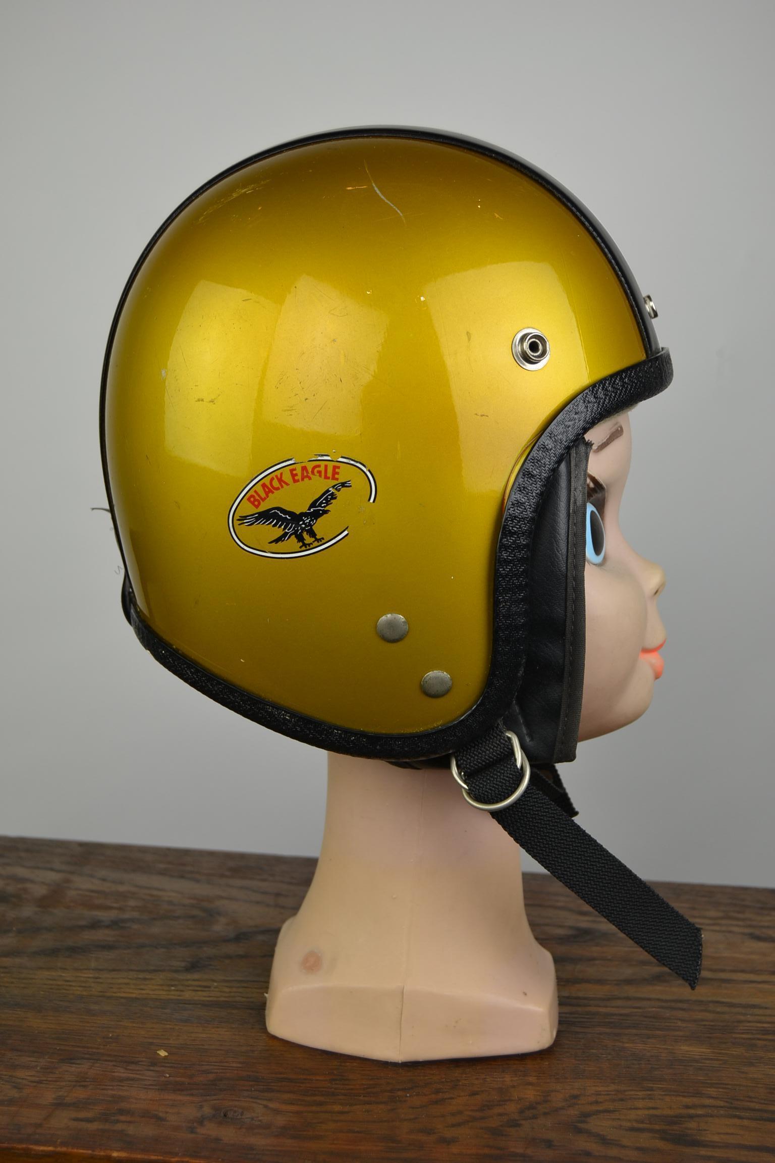 Vintage Benor motorbike helmet, crash helmet.
This golden glitter helmet has a black eagle logo on the side.
The inside of this helmet is still very clean and has number NBN 626 – 63 – 430706.
Retro motorbike, motorcycle, café racer helmet from