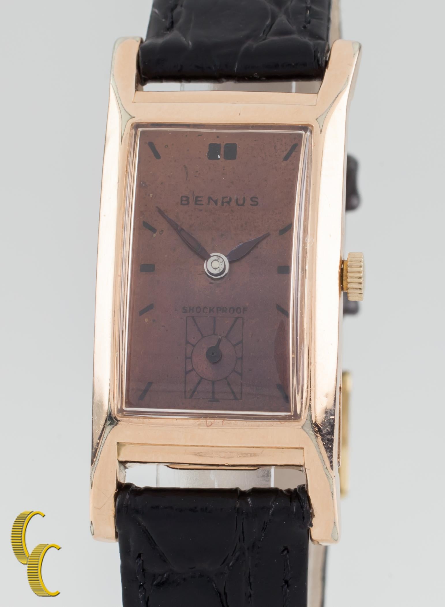 Moderne Montre vintage Benrus 10k Rose Gold-Filled Rectangle avec bracelet en cuir noir en vente