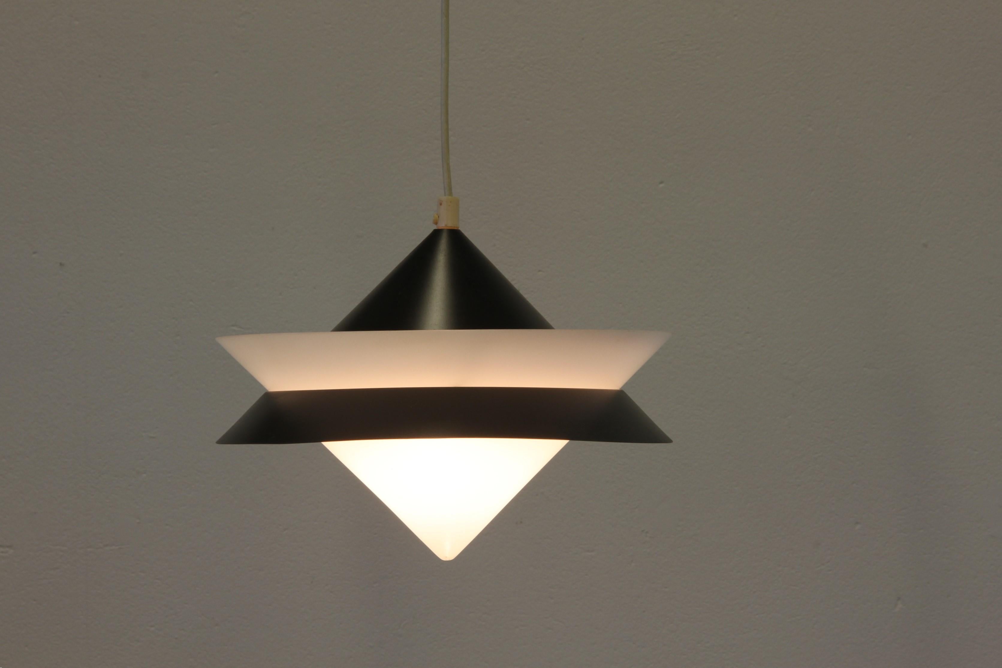 Eine schöne, schlichte und seltene dänische Design-Leuchte von Bent Bille für Fog & Morup aus den 1950er Jahren.

Die Leuchte besteht aus lackiertem Metall mit einem kegelförmigen Plexiglaseinsatz in Weiß. Modernes Stück aus der Mitte des