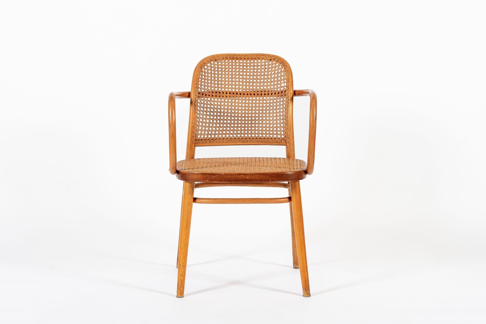 This vintage mid century Bentwood Prague Model 811 cafe dining chair was made in Czechoslovakia by Ligna circa 1960 and based on the original design by Austrian architects Josef Hoffman & Josef Frank for Thonet from the 1920s. This iconic arm chair