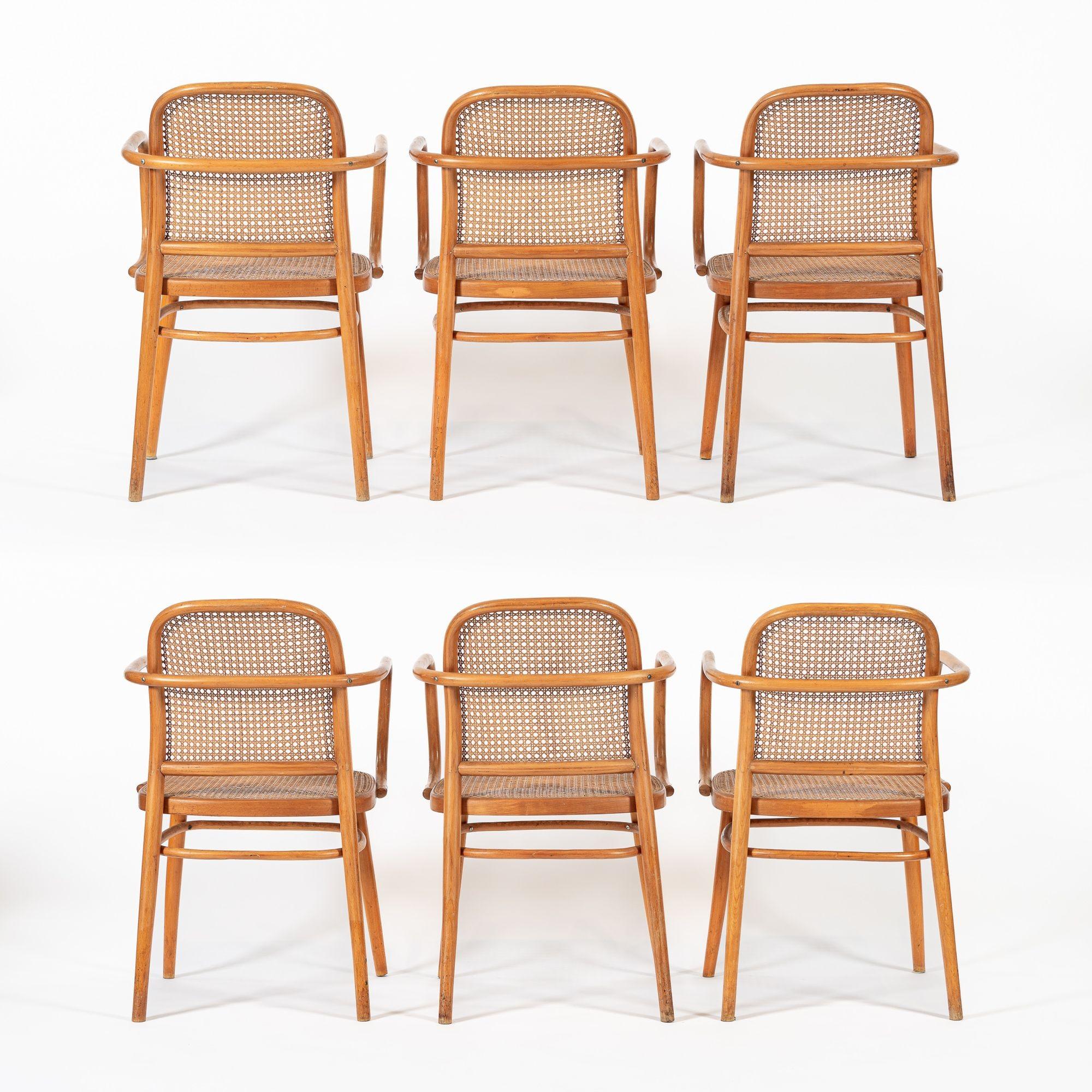 Questo set di sei sedie da caffè vintage di metà secolo in legno Bentwood Prague Model 811 è stato realizzato in Cecoslovacchia da Lignae intorno al 1960 e si basa sul progetto originale degli architetti austriaci Josef Hoffman & Josef Frank per