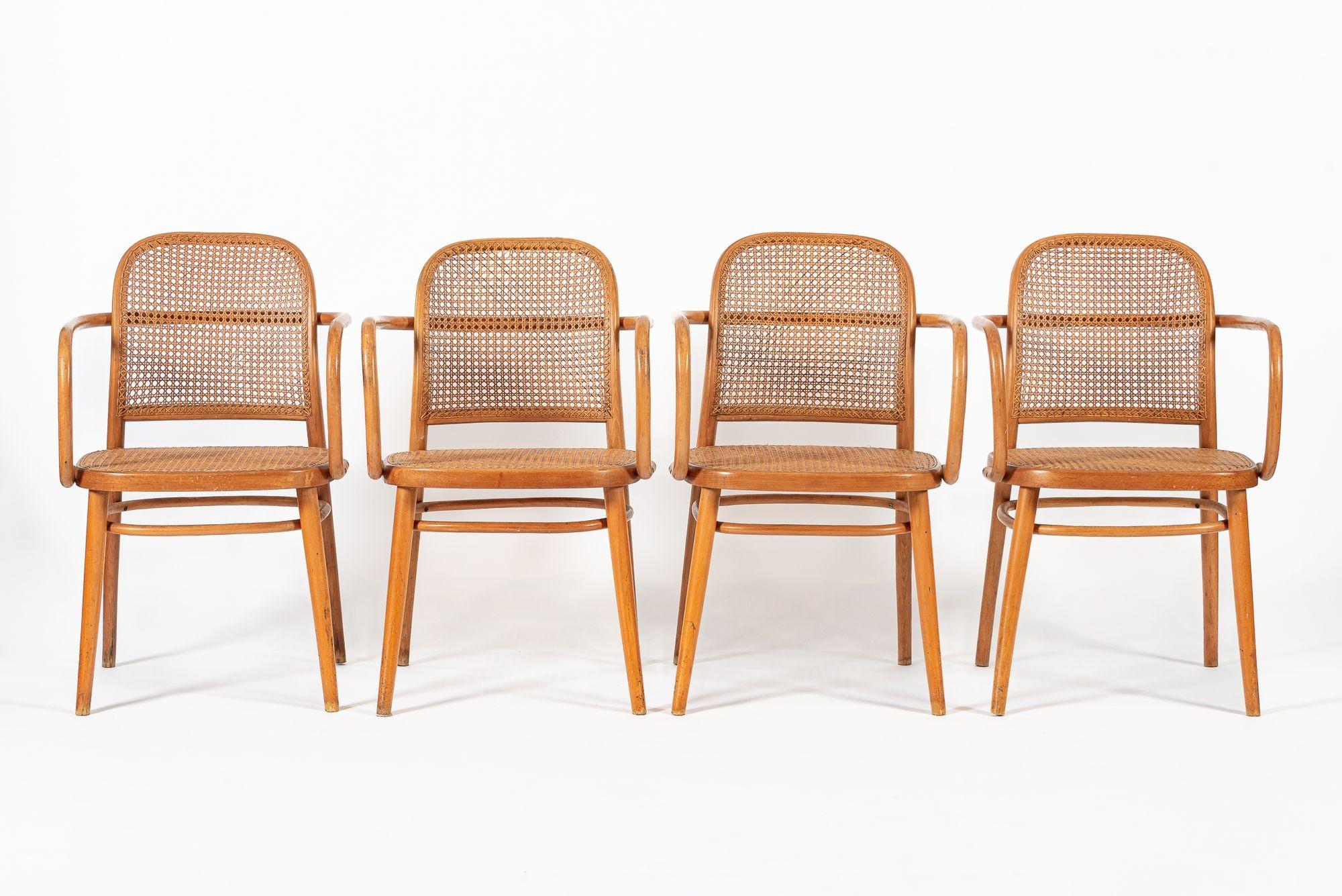Dieses Set aus vier Prager Bugholzstühlen des Modells 811 aus der Mitte des Jahrhunderts wurde um 1960 von Ligna in der Tschechoslowakei hergestellt und basiert auf dem Originalentwurf der österreichischen Architekten Josef Hoffman & Josef Frank für
