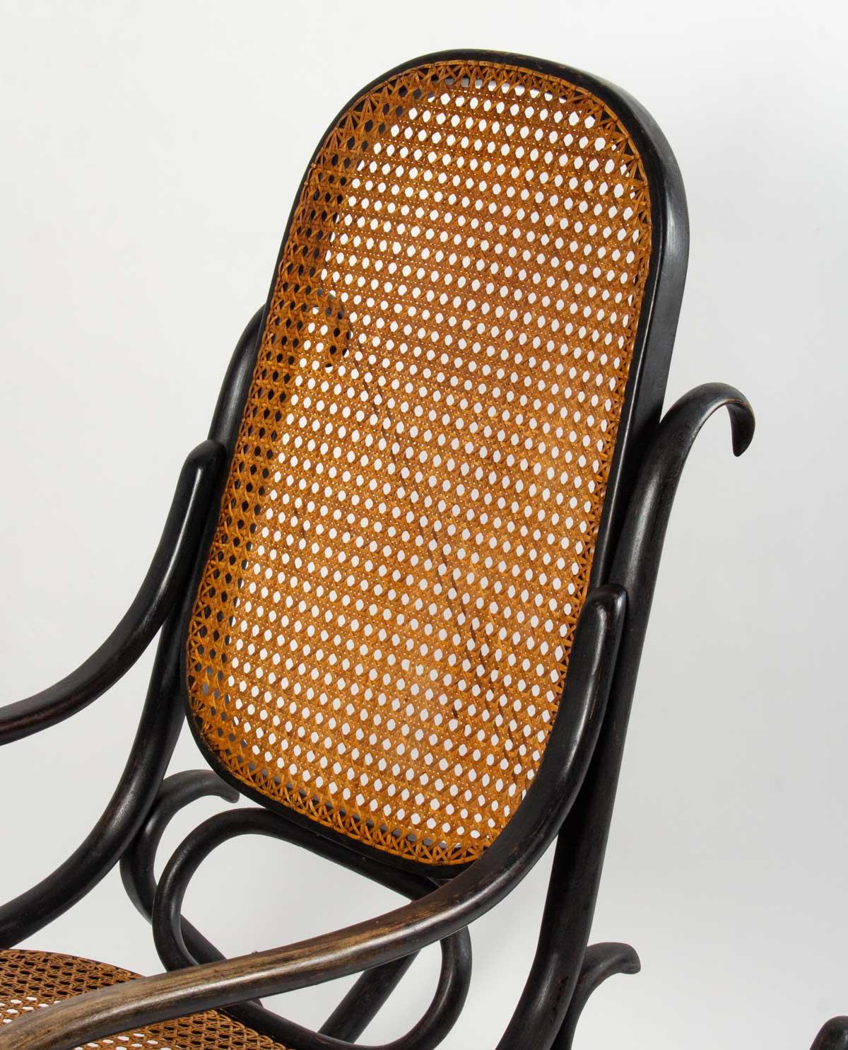Vintage bentwood and black stained rocking chair, early 20th century.

Measures: H: 97 cm, W: 51 cm, D: 102 cm.