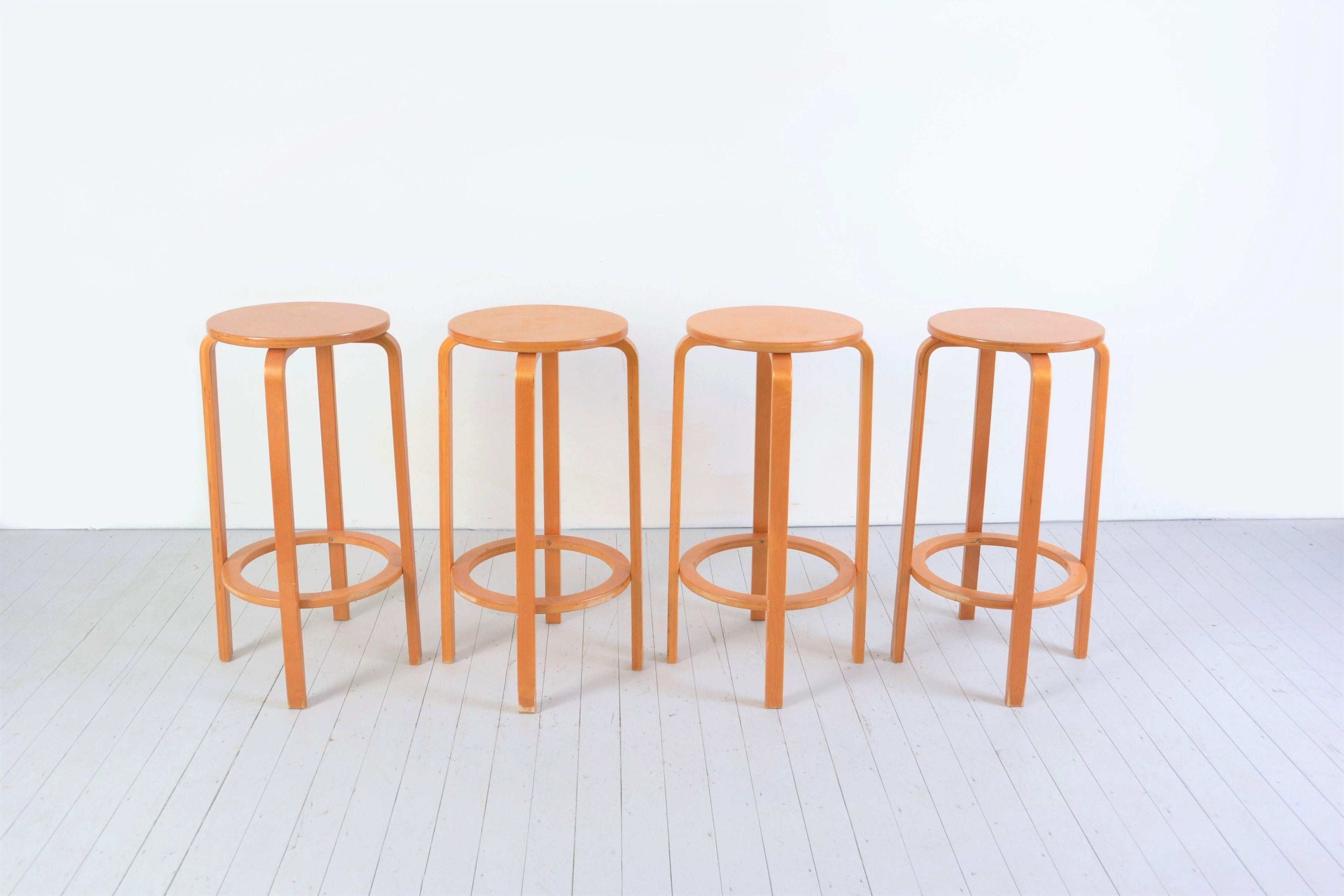 Suisse Tabouret de bar vintage en bois cintré à la manière d'Alvar Aalto / IKEA - Lot de 4 en vente