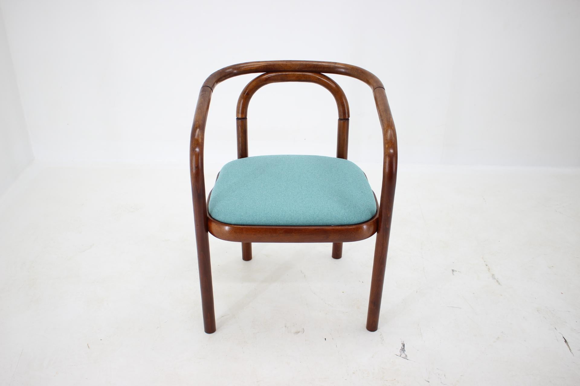 - 1992
- maker: TON Bystrice pod Hostýnem
- made of bent beechwood, fabric
- refurbished
- reupholstered
- very good condition.