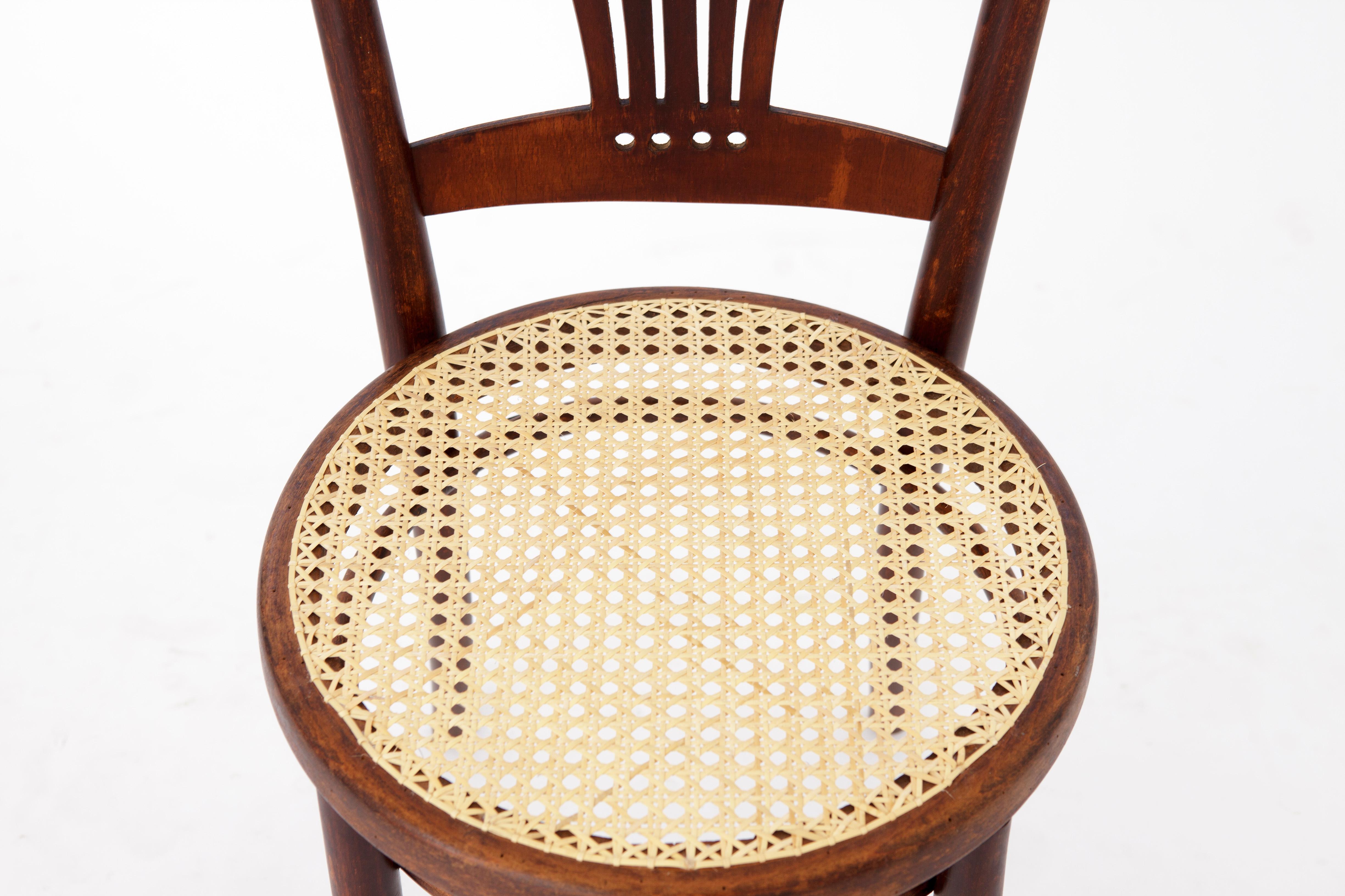 Bentwood vintage chair by Autrian manufacturer Mundus, competitor from Thonet. 
Production period: approx. 1930s-1950s. 
Ideally as desk or dining chair. Only 1 available. 

Sturdy beech wood frame. Refurbished and oiled. 
Renewed Viennese seat