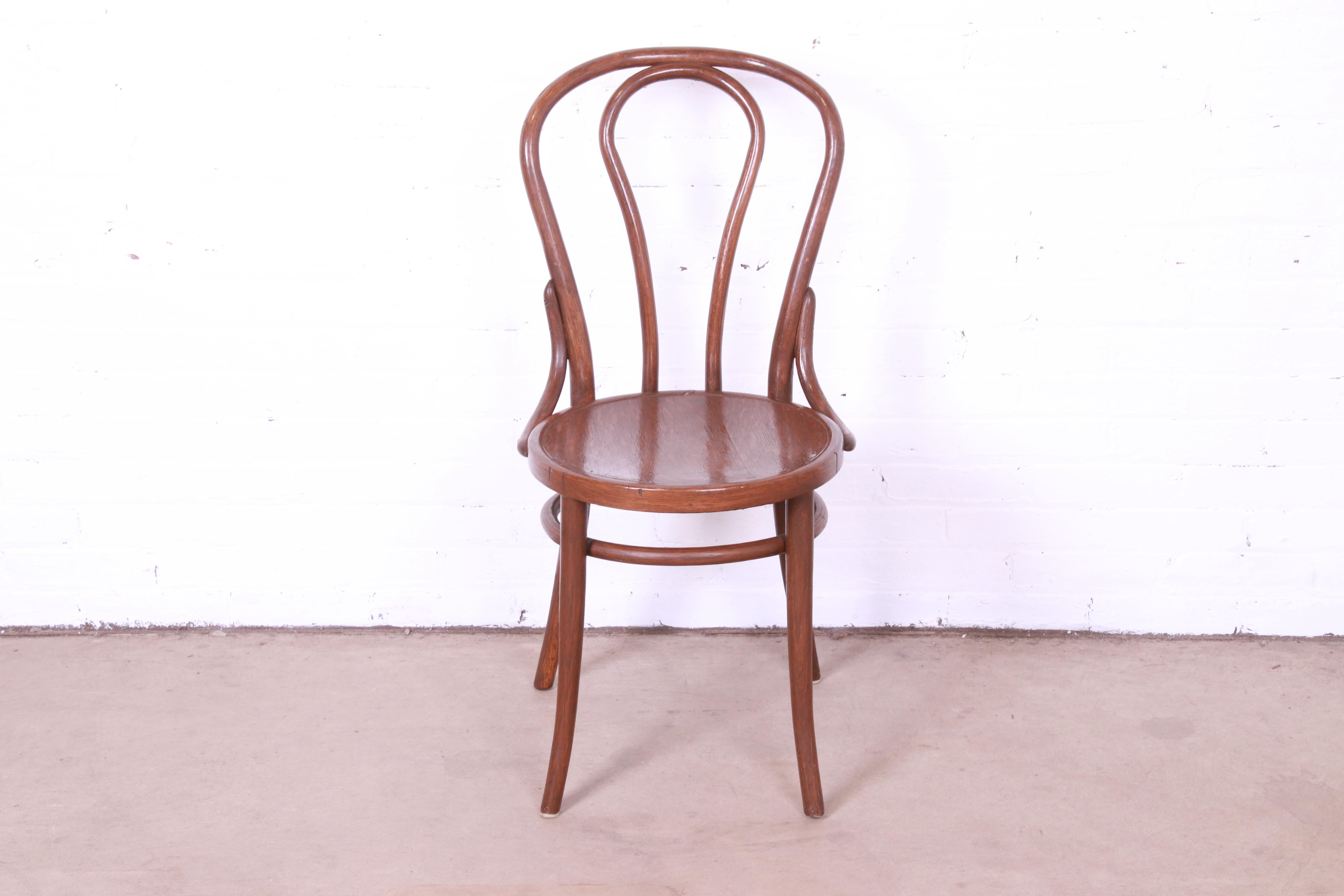 A beautiful bentwood dining chair, cafe side chair, or desk chair

Recently procured from Frank Lloyd Wright's DeRhodes House

Attributed to Thonet

USA, Circa 1940s

Measures: 17.25