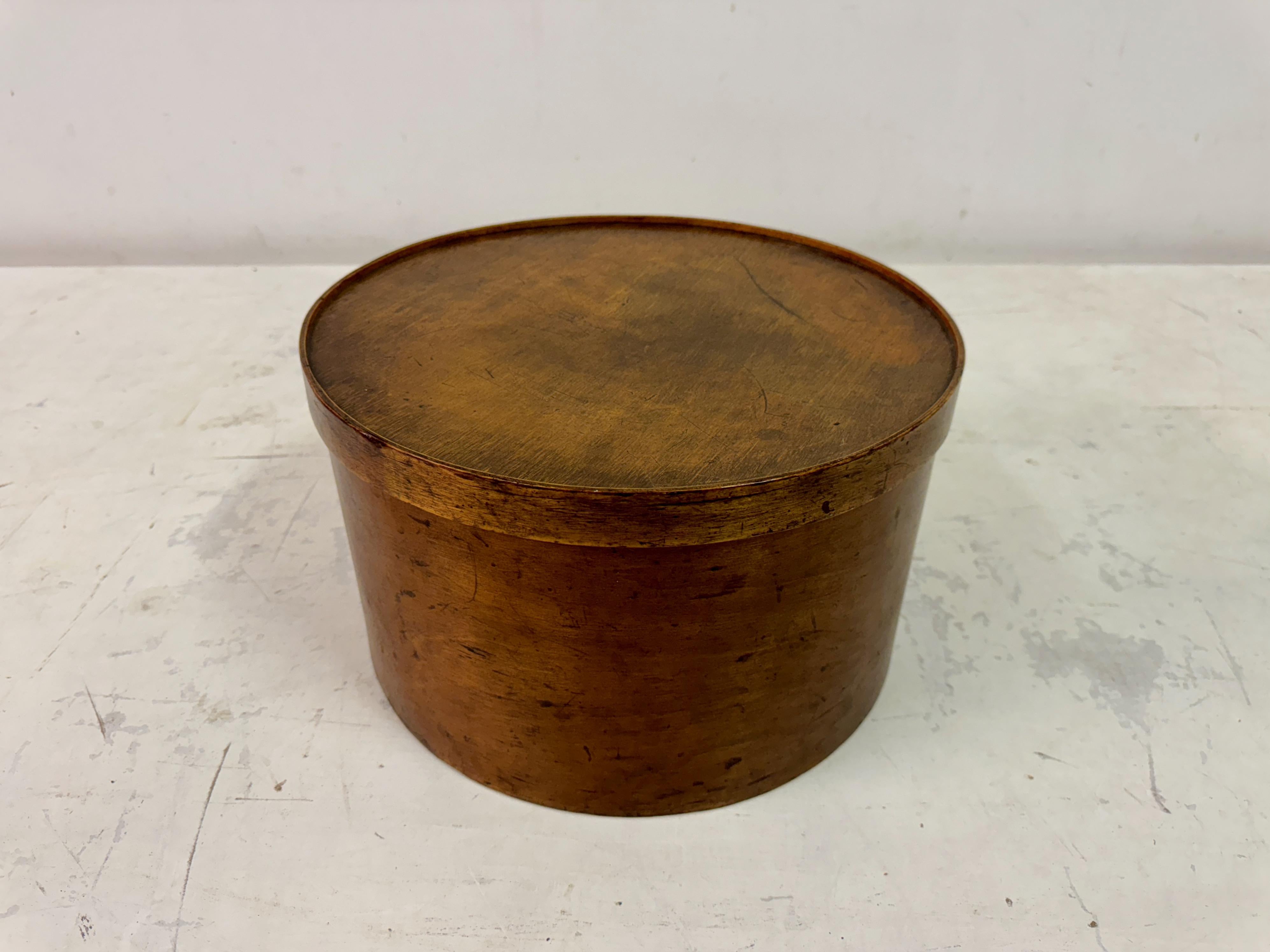 Caja para sombreros vintage de madera curvada en Bueno estado para la venta en London, London