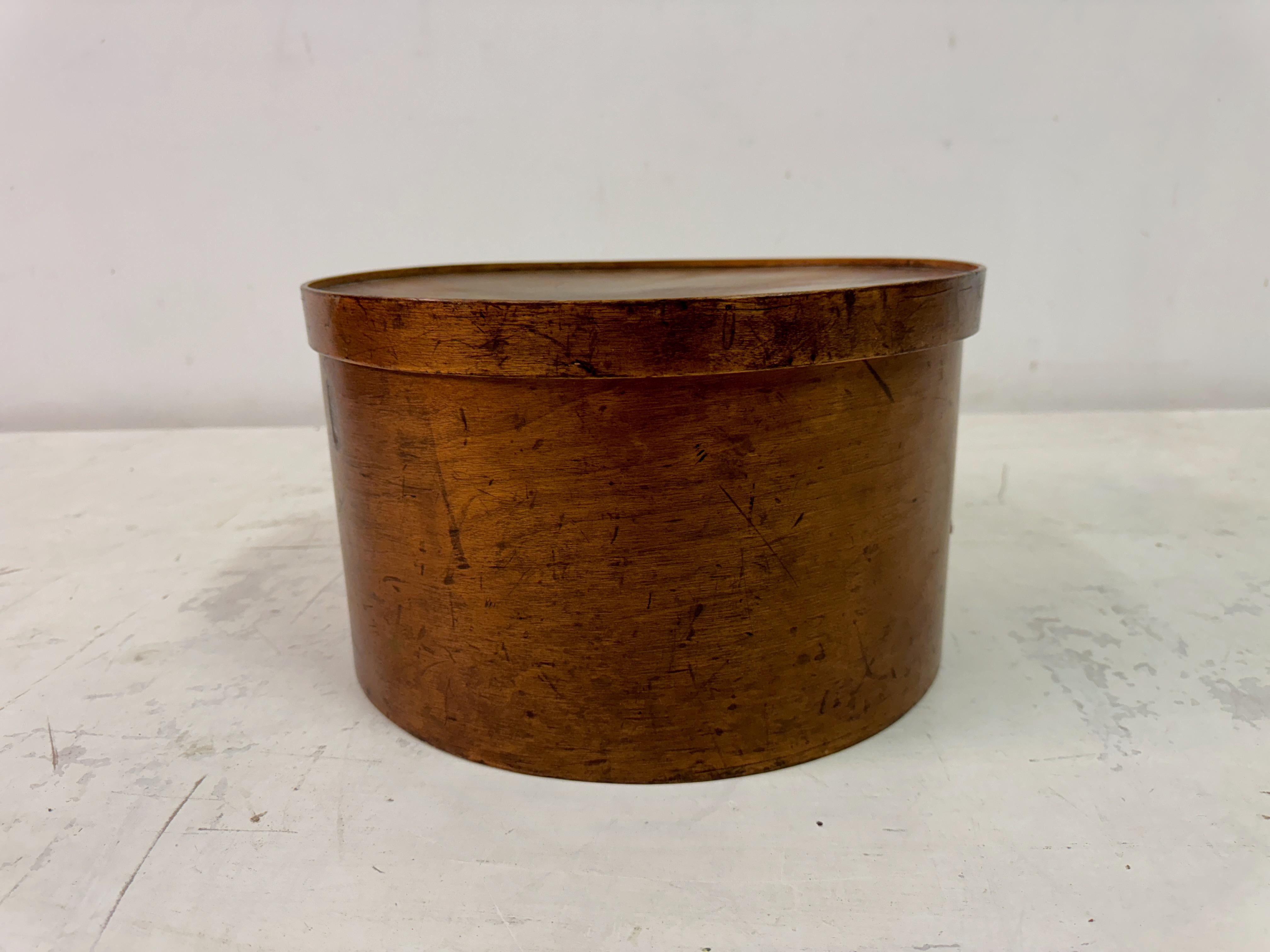 Caja para sombreros vintage de madera curvada en venta 1