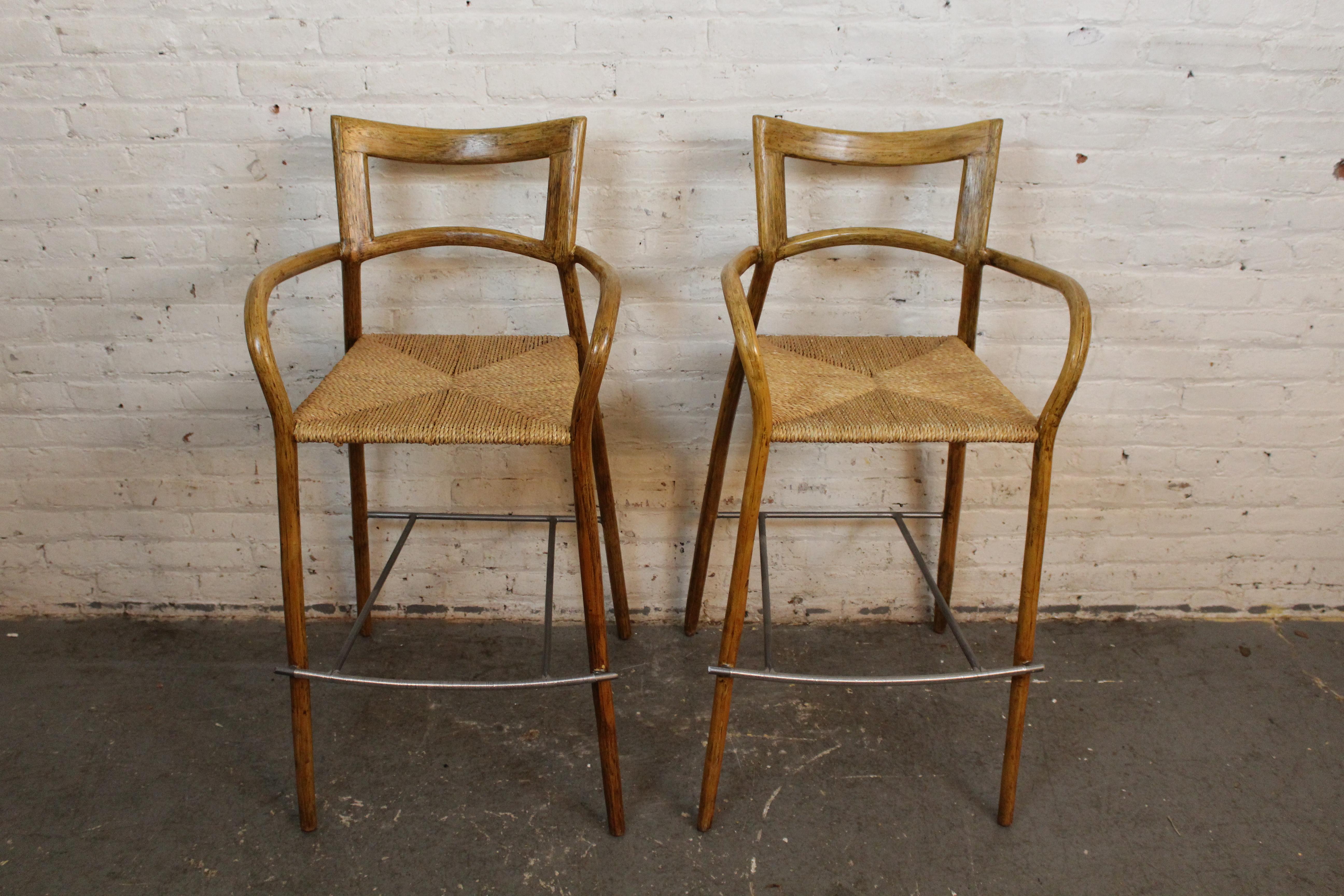 Non perderti le sedute vintage che si distinguono dalla massa! Questa coppia di sgabelli da bar, attribuita al designer filippino Val Padilla per il londinese Jasper Conran, presenta un'accattivante silhouette in legno curvato con schienali