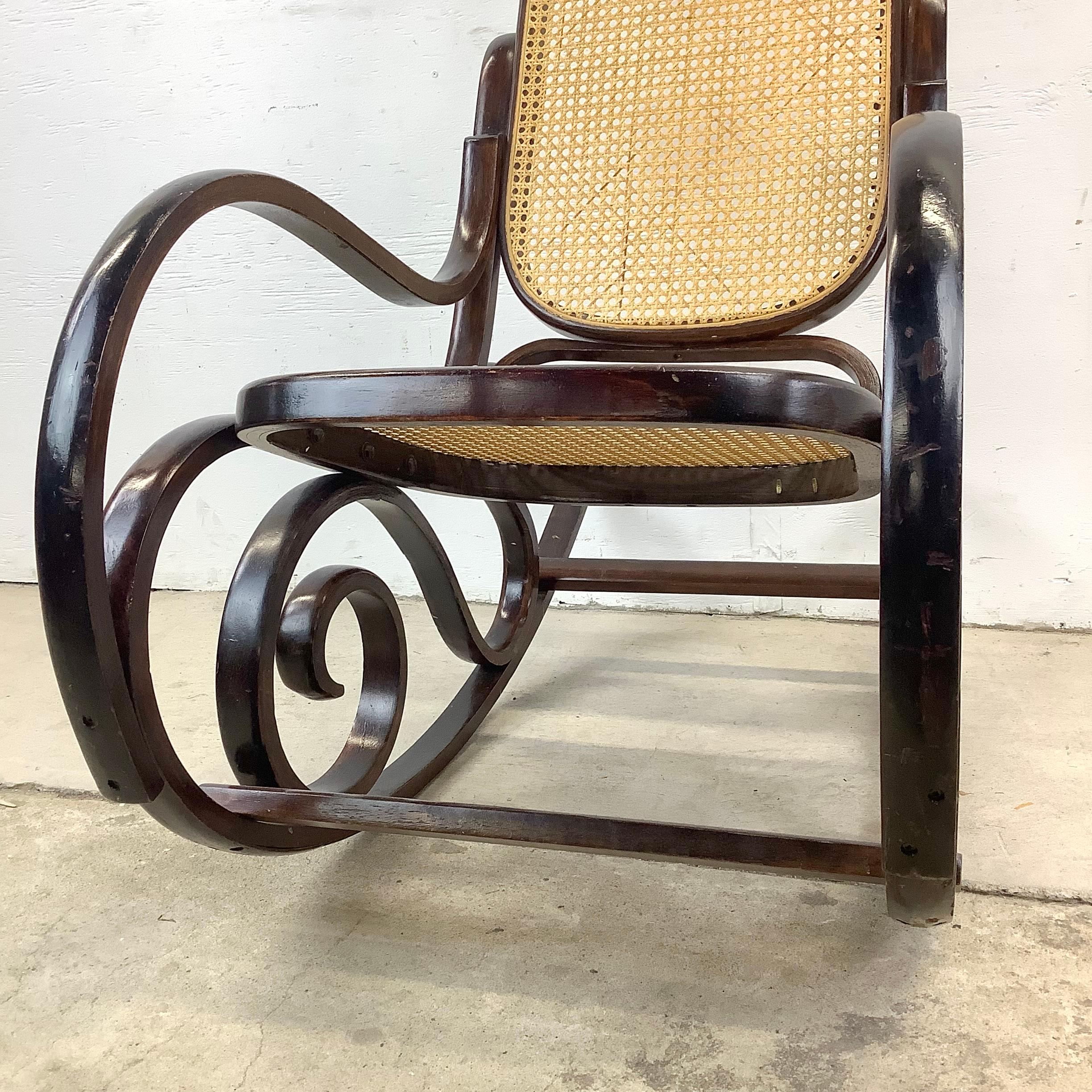 Chaise à bascule vintage en bois cintré d'après Michael Thonet en vente 2