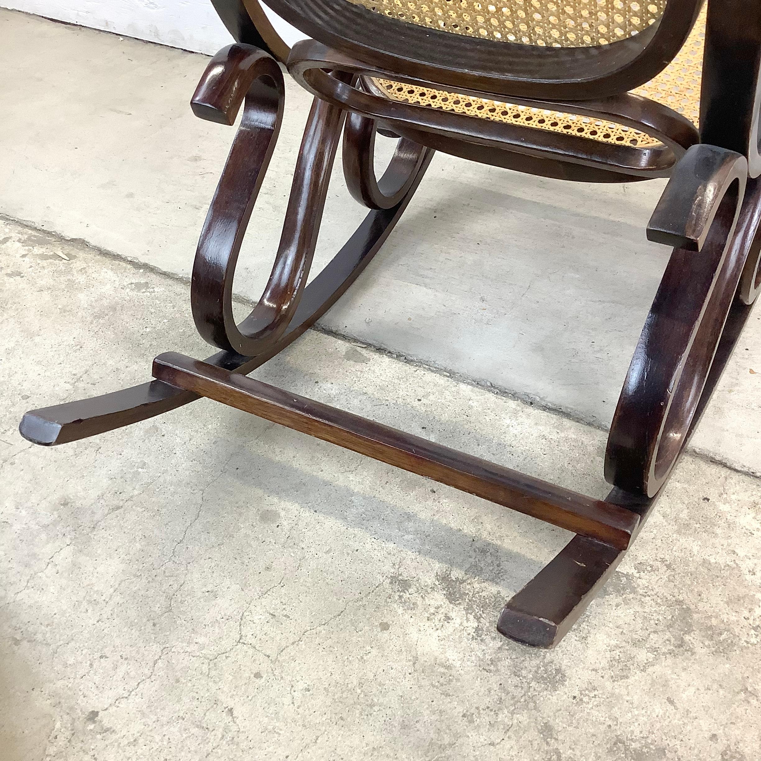 Chaise à bascule vintage en bois cintré d'après Michael Thonet en vente 3