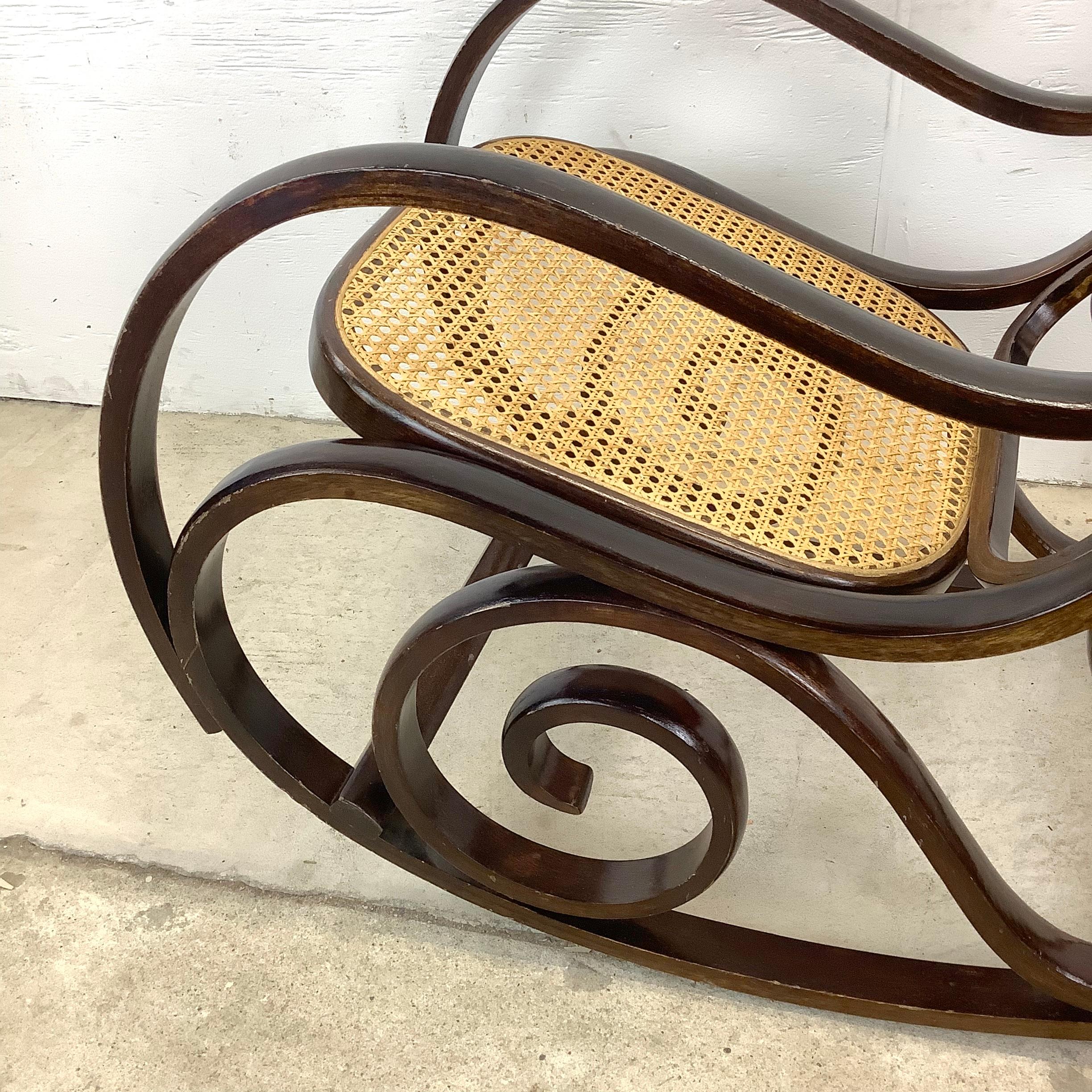 Chaise à bascule vintage en bois cintré d'après Michael Thonet en vente 4