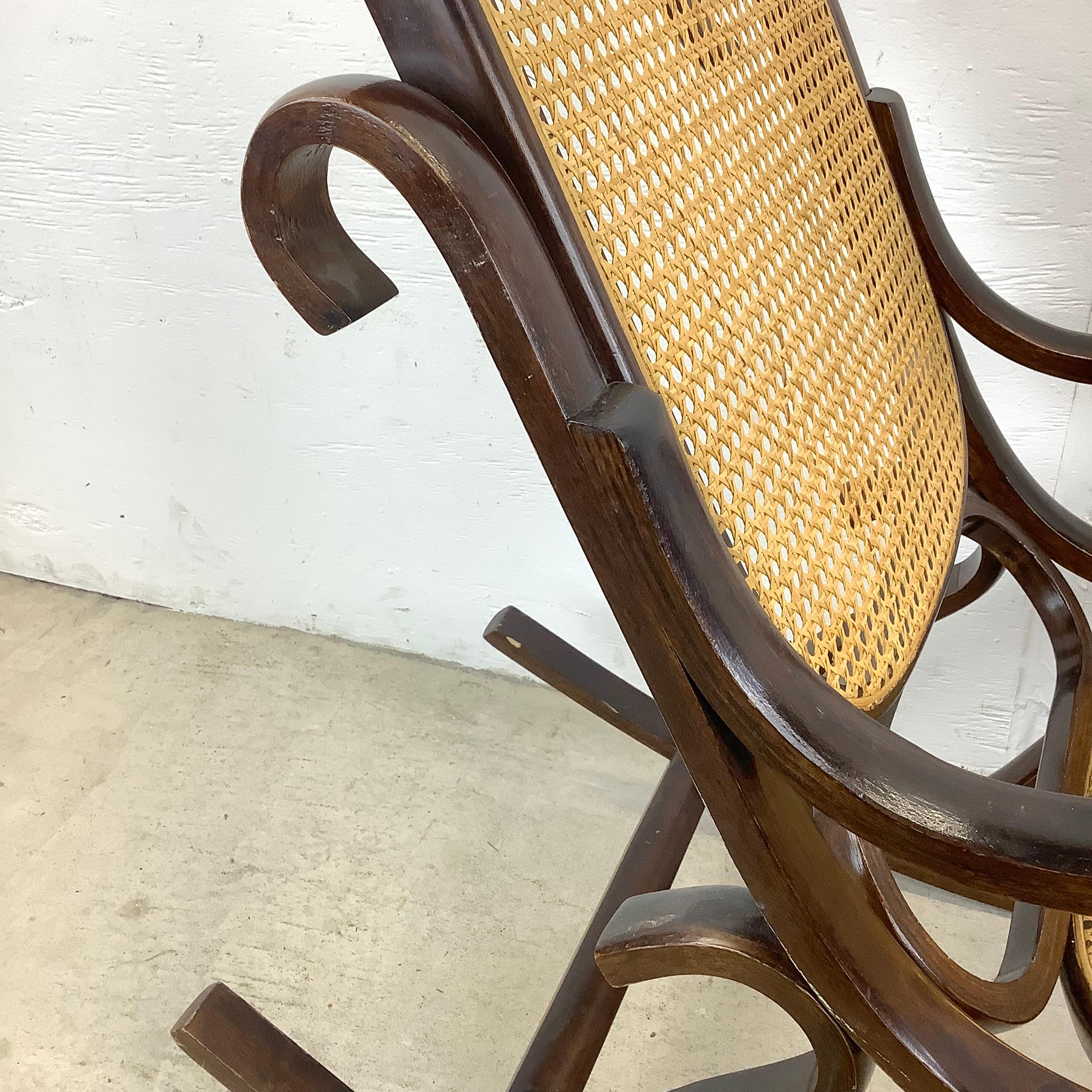 Chaise à bascule vintage en bois cintré d'après Michael Thonet en vente 8