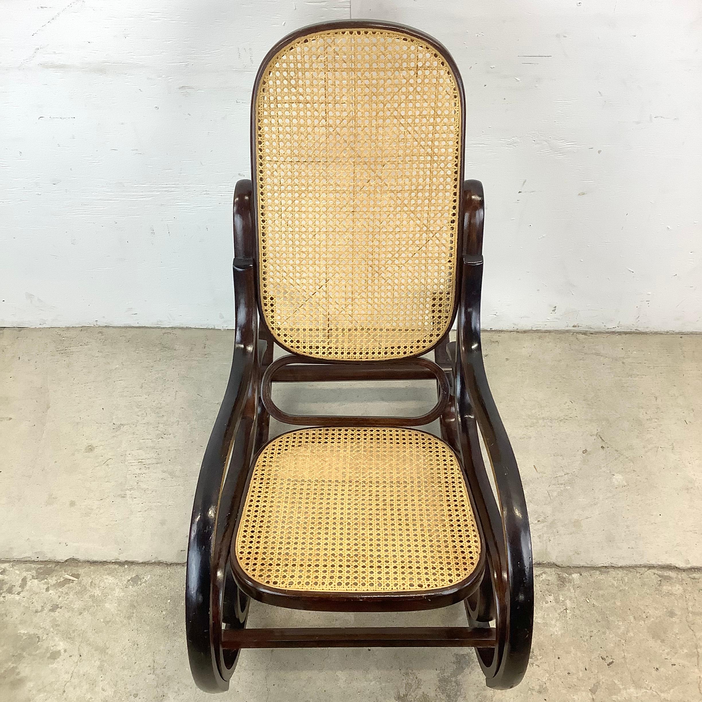 Mid-Century Modern Chaise à bascule vintage en bois cintré d'après Michael Thonet en vente