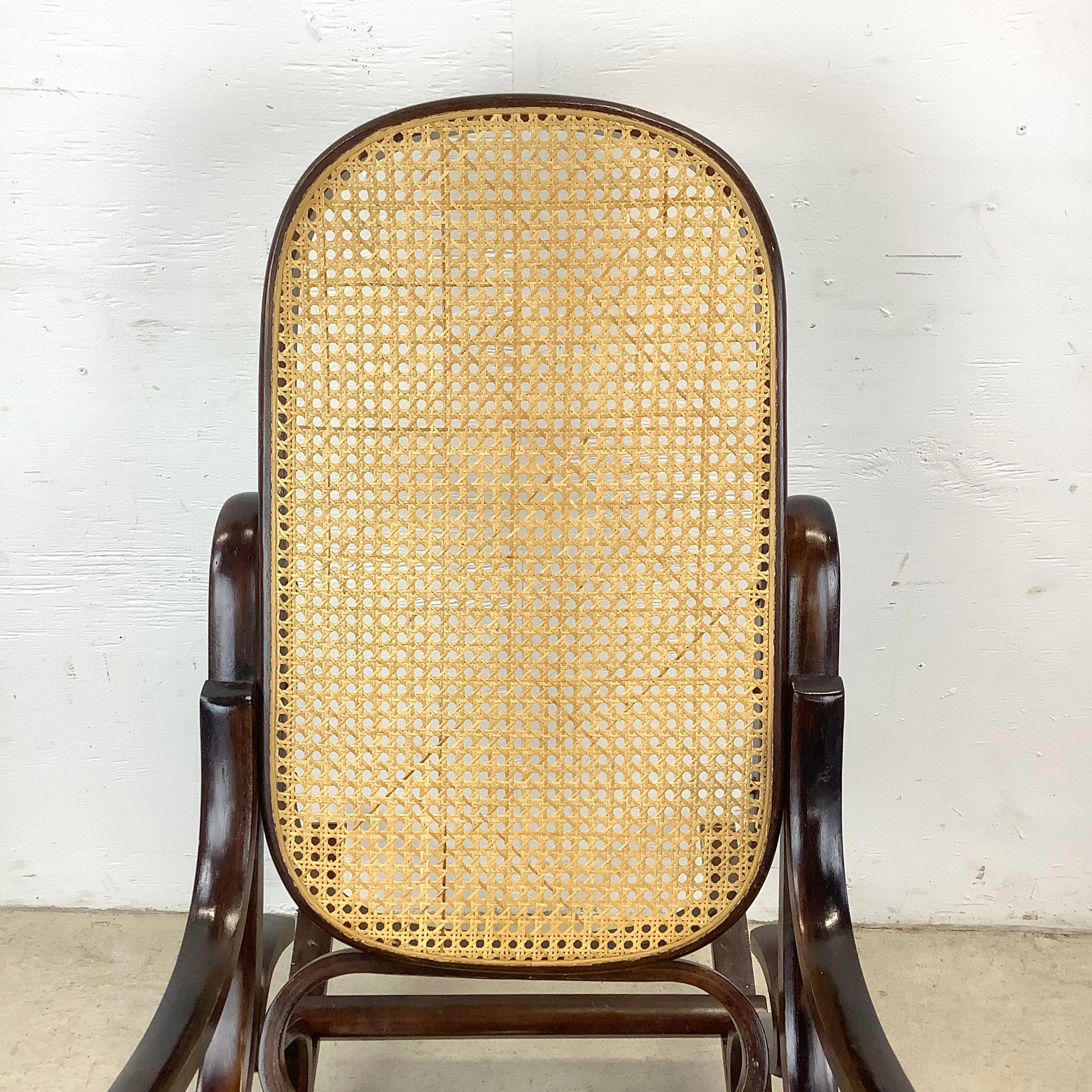 Inconnu Chaise à bascule vintage en bois cintré d'après Michael Thonet en vente