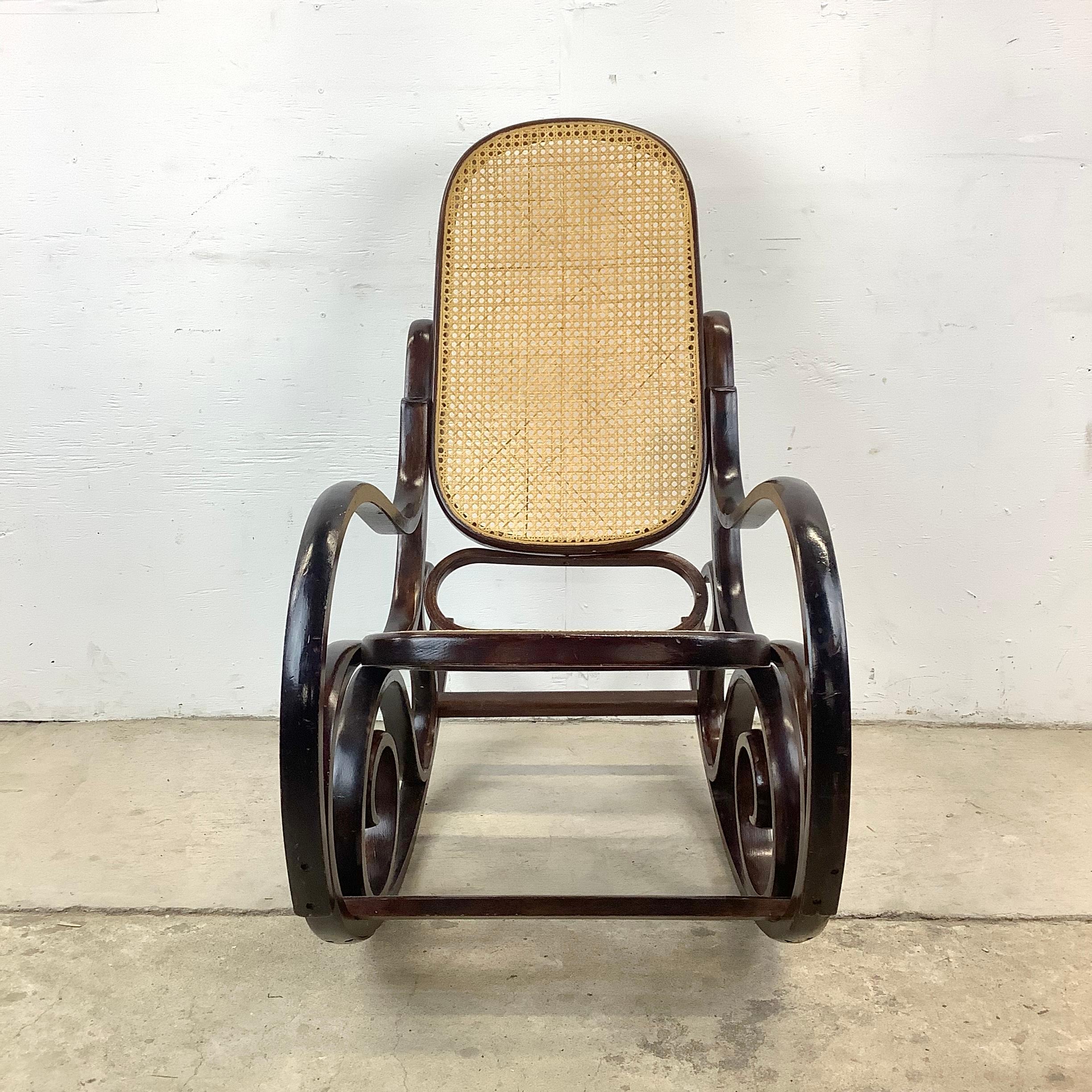 Autre Chaise à bascule vintage en bois cintré d'après Michael Thonet en vente