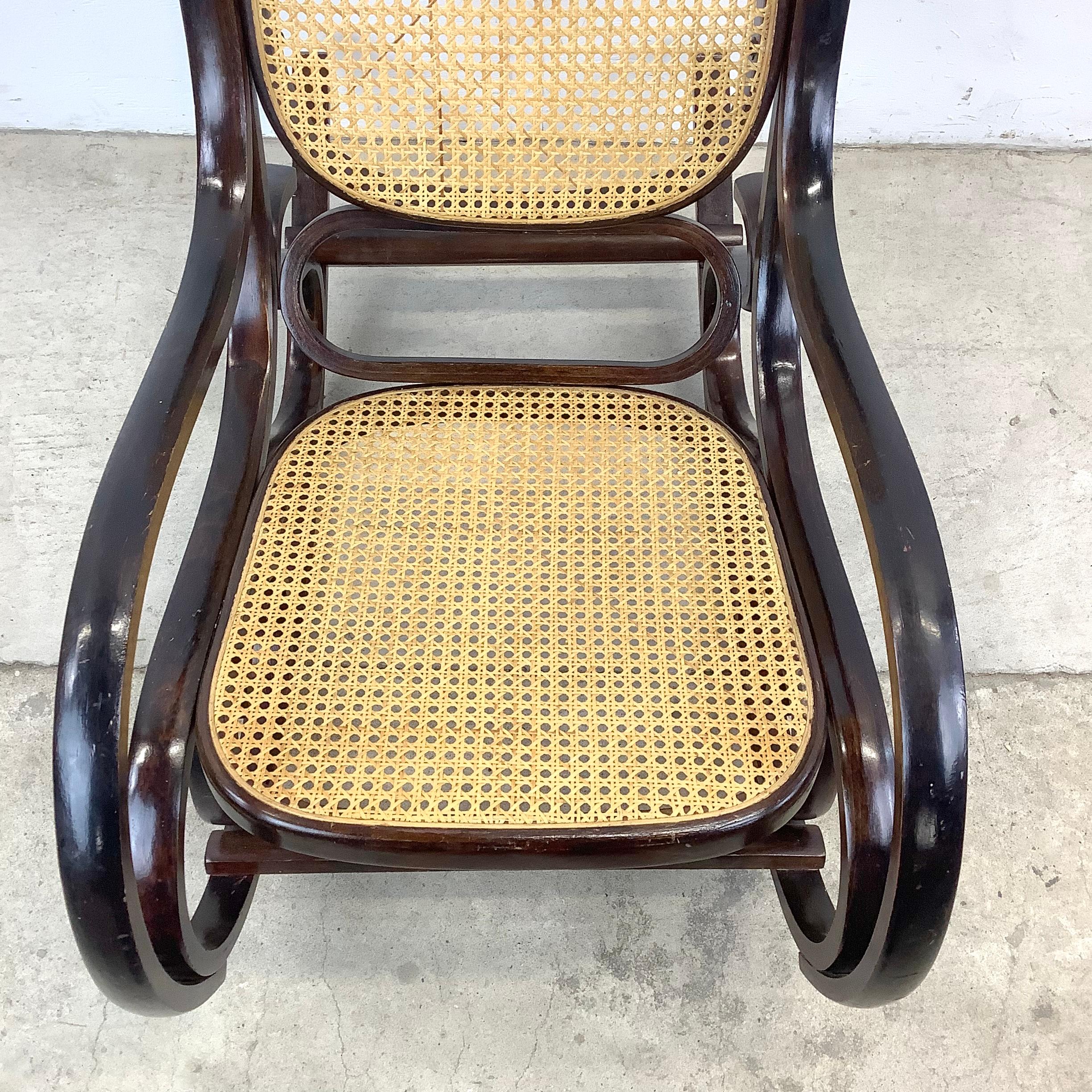 Chaise à bascule vintage en bois cintré d'après Michael Thonet Bon état - En vente à Trenton, NJ