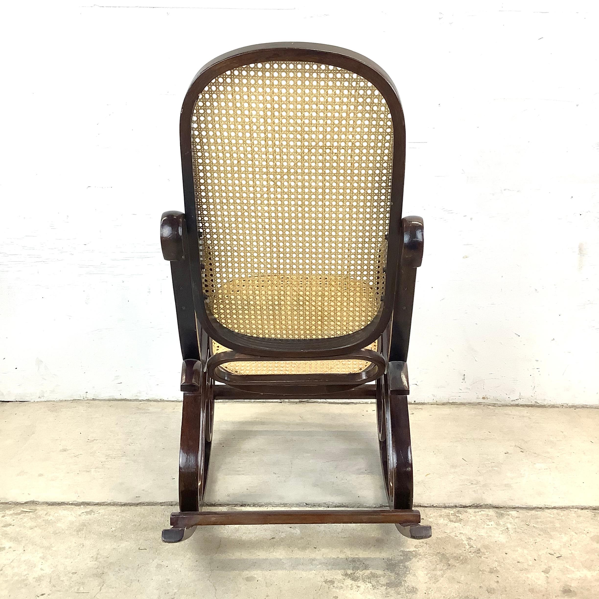 20ième siècle Chaise à bascule vintage en bois cintré d'après Michael Thonet en vente