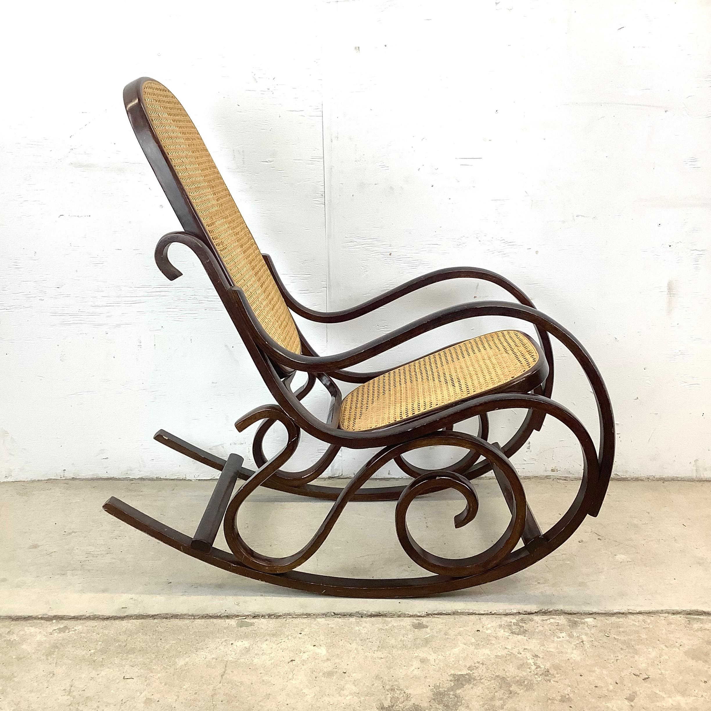 Canne Chaise à bascule vintage en bois cintré d'après Michael Thonet en vente